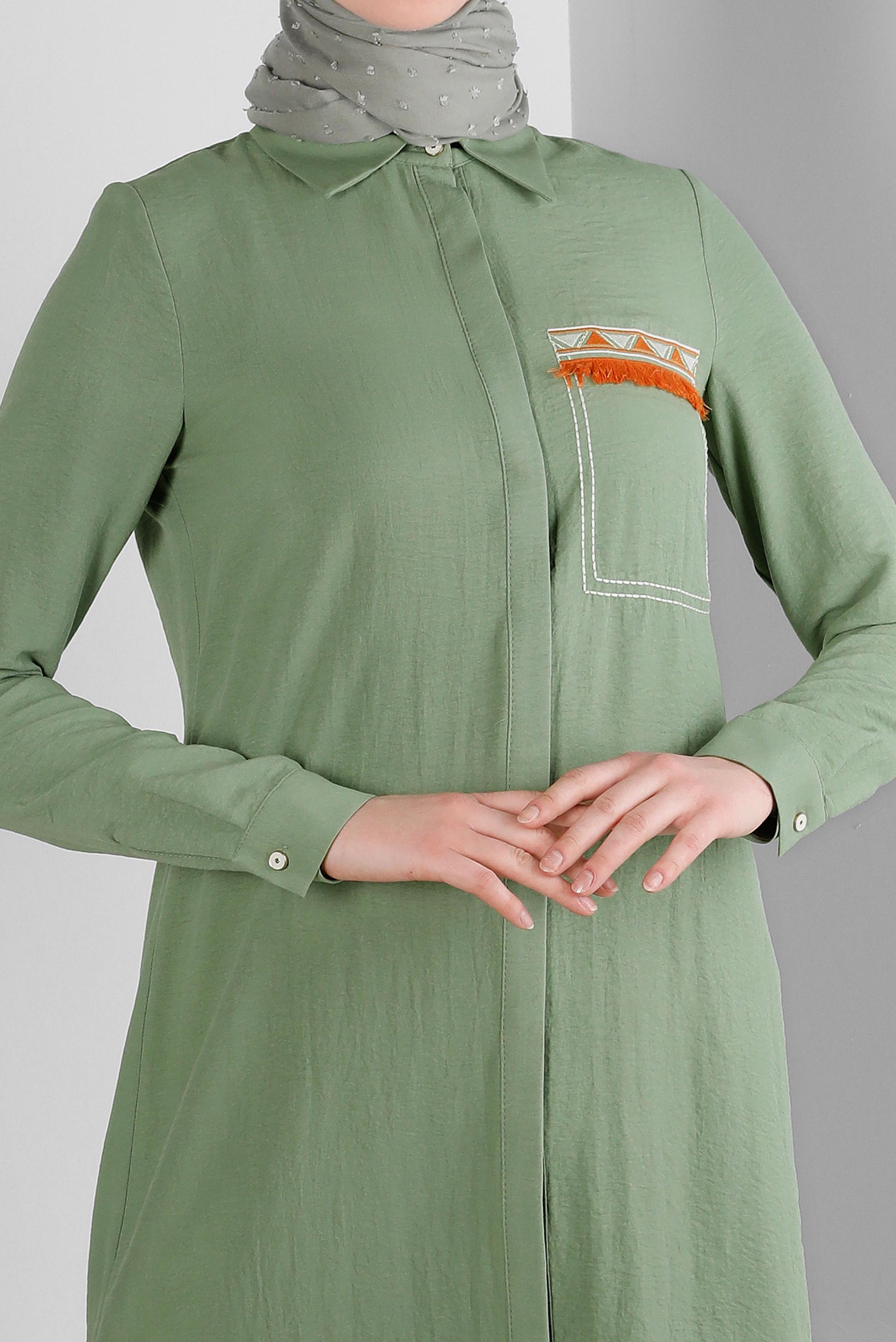 Tesettür giyim YEŞİL CEP GÖRÜNÜMLÜ PÜSKÜL DETAYLI TUNİK 43611