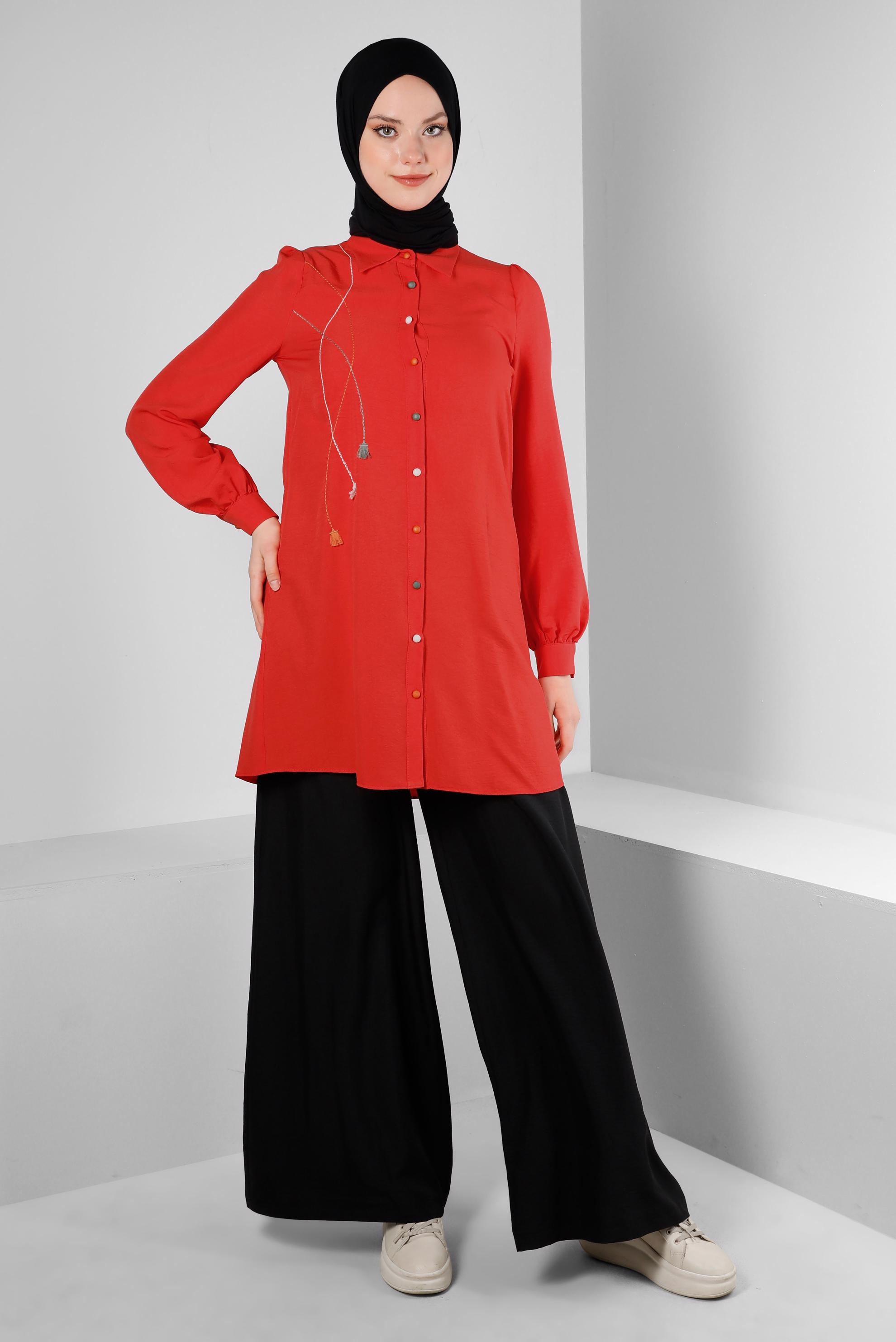 Tesettür giyim KIRMIZI DİKİŞ DETAYLI PÜSKÜLLÜ GÖMLEK TUNİK 43612