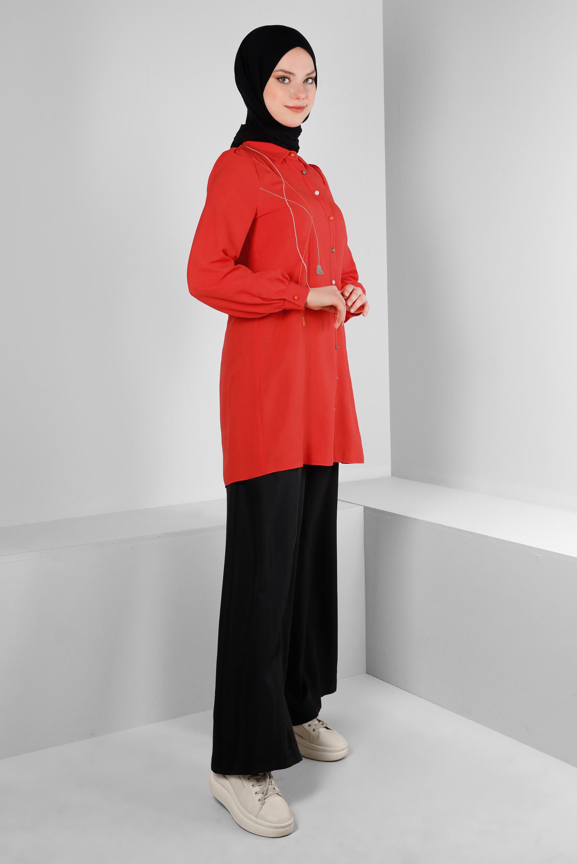 Tesettür giyim KIRMIZI DİKİŞ DETAYLI PÜSKÜLLÜ GÖMLEK TUNİK 43612