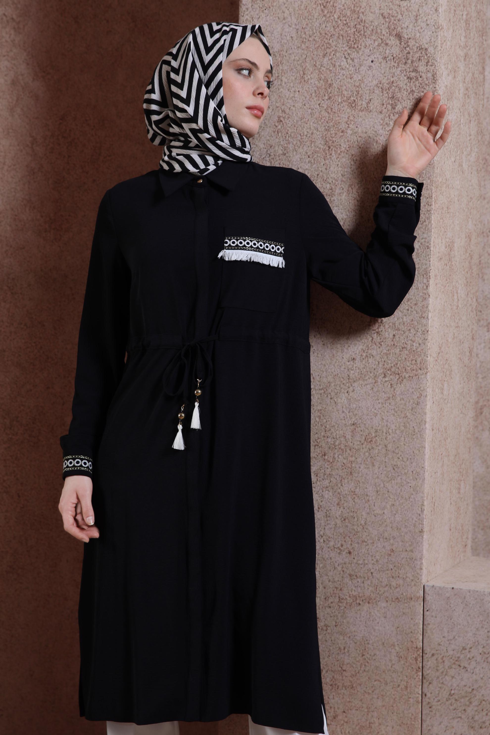 Tesettür giyim SİYAH İŞLEMELİ PÜSKÜL DETAYLI TUNİK 43625