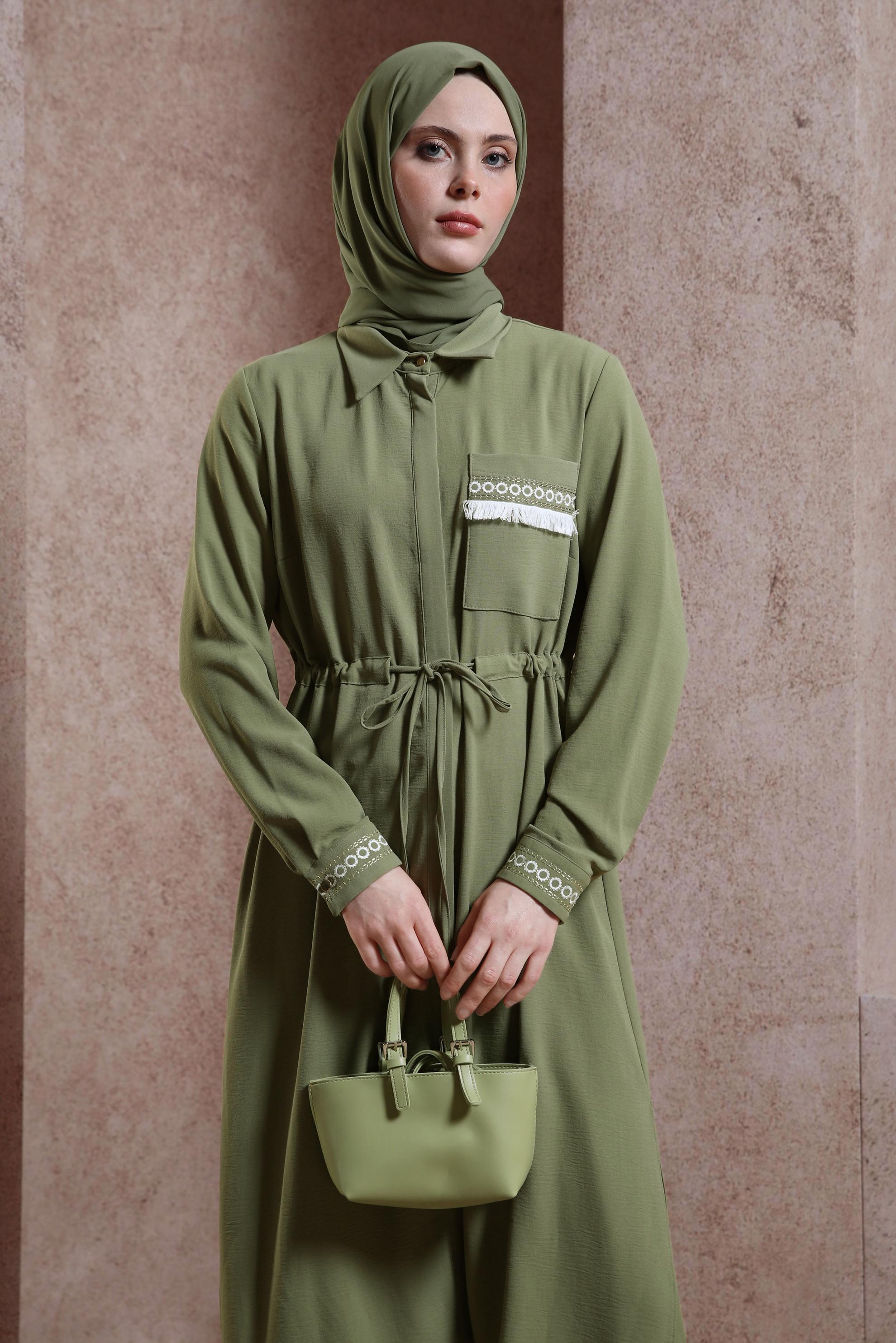 Tesettür giyim HAKİ İŞLEMELİ PÜSKÜL DETAYLI TUNİK 43625