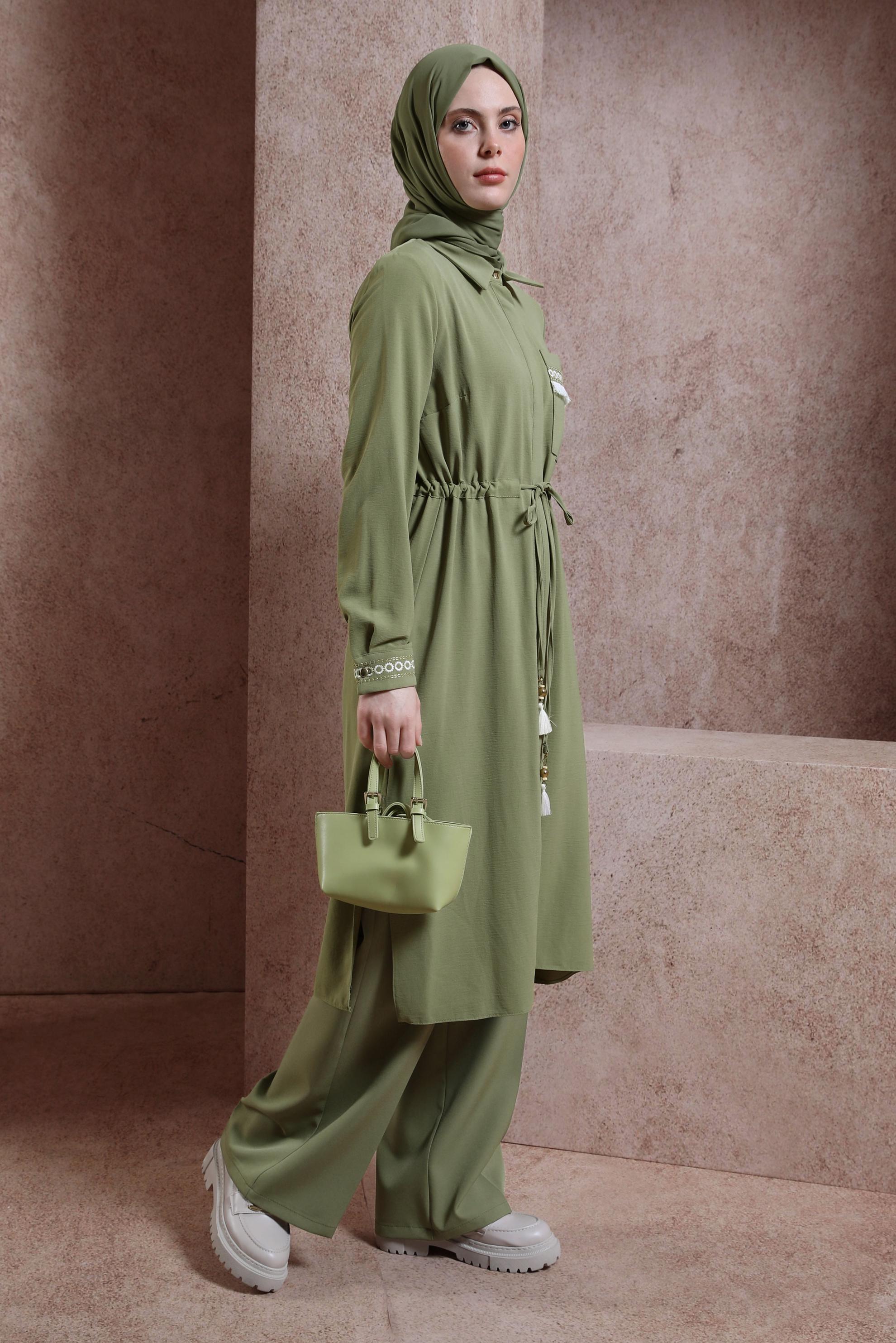 Tesettür giyim HAKİ İŞLEMELİ PÜSKÜL DETAYLI TUNİK 43625