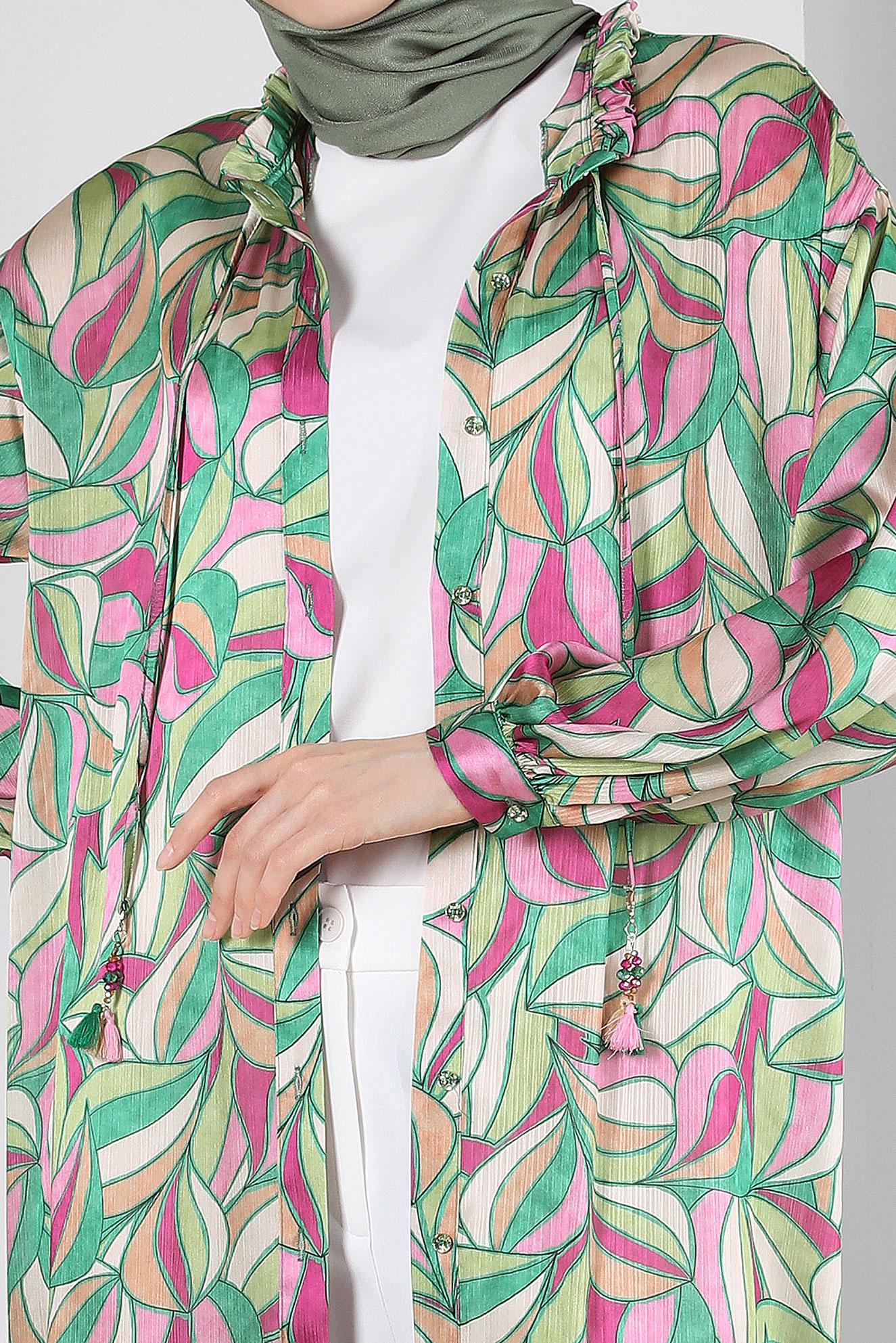 Tesettür giyim YEŞİL YAKASI BAĞLAMA DETAYLI DESENLİ TUNİK 43640