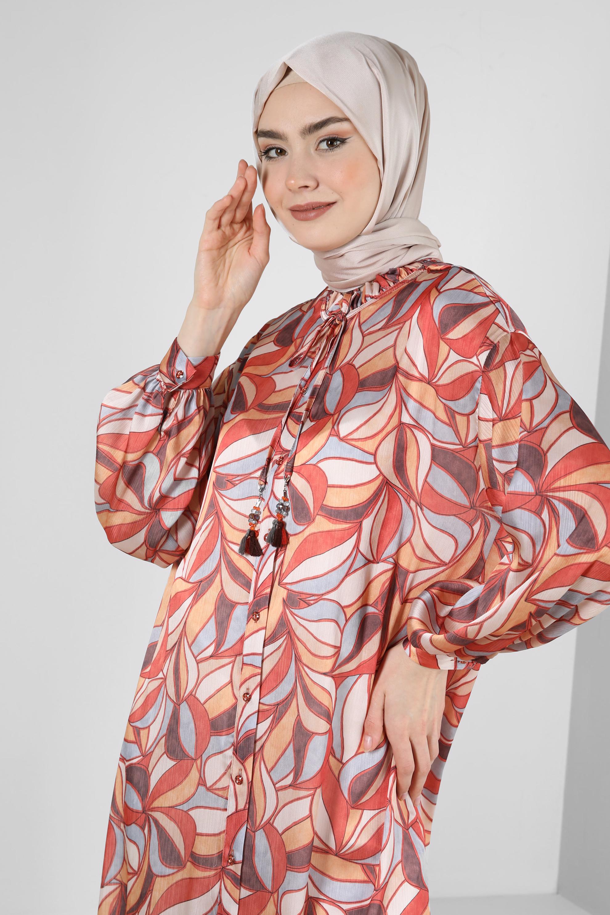 Tesettür giyim TURUNCU YAKASI BAĞLAMA DETAYLI DESENLİ TUNİK 43640