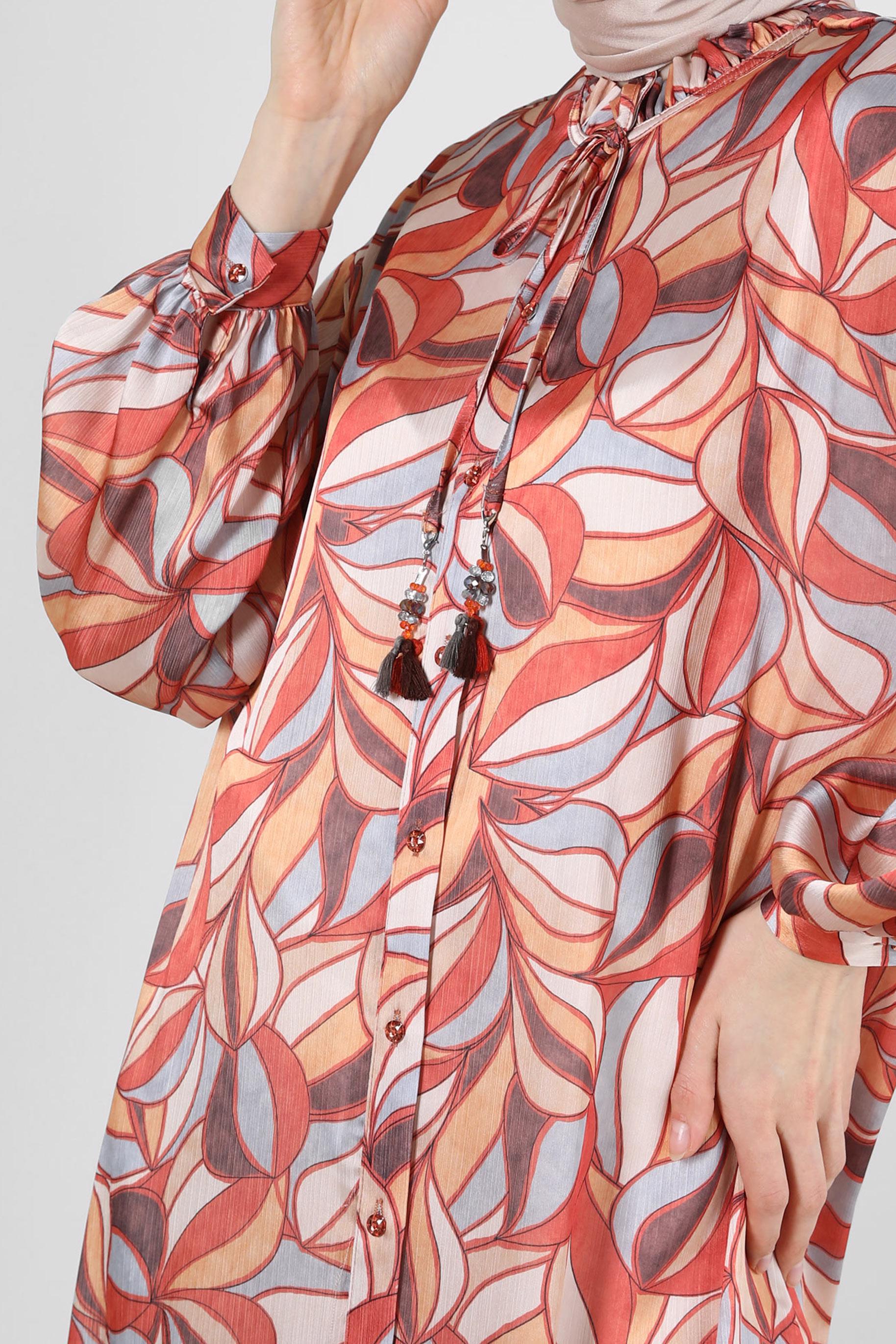 Tesettür giyim TURUNCU YAKASI BAĞLAMA DETAYLI DESENLİ TUNİK 43640