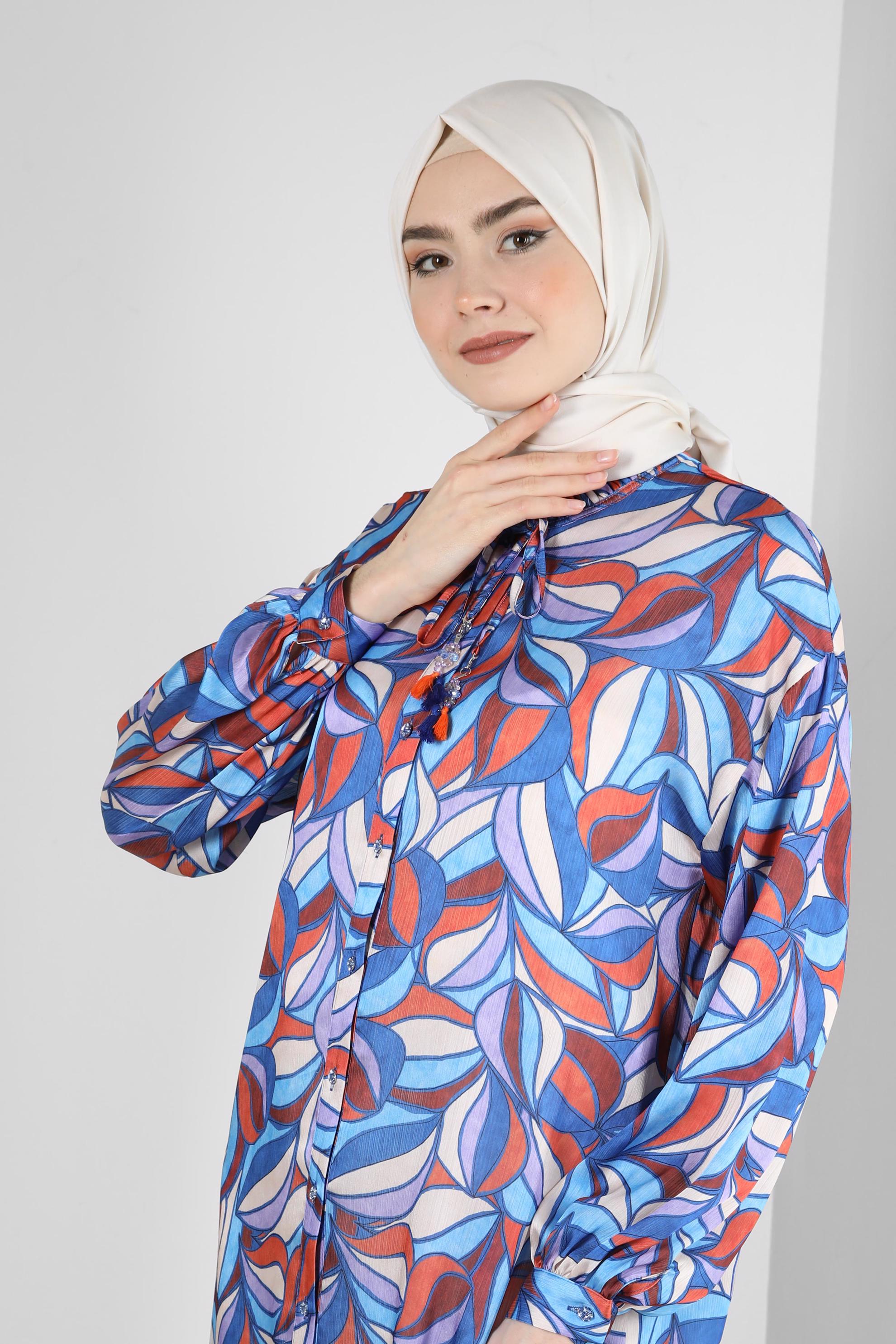 Tesettür giyim LACİVERT YAKASI BAĞLAMA DETAYLI DESENLİ TUNİK 43640