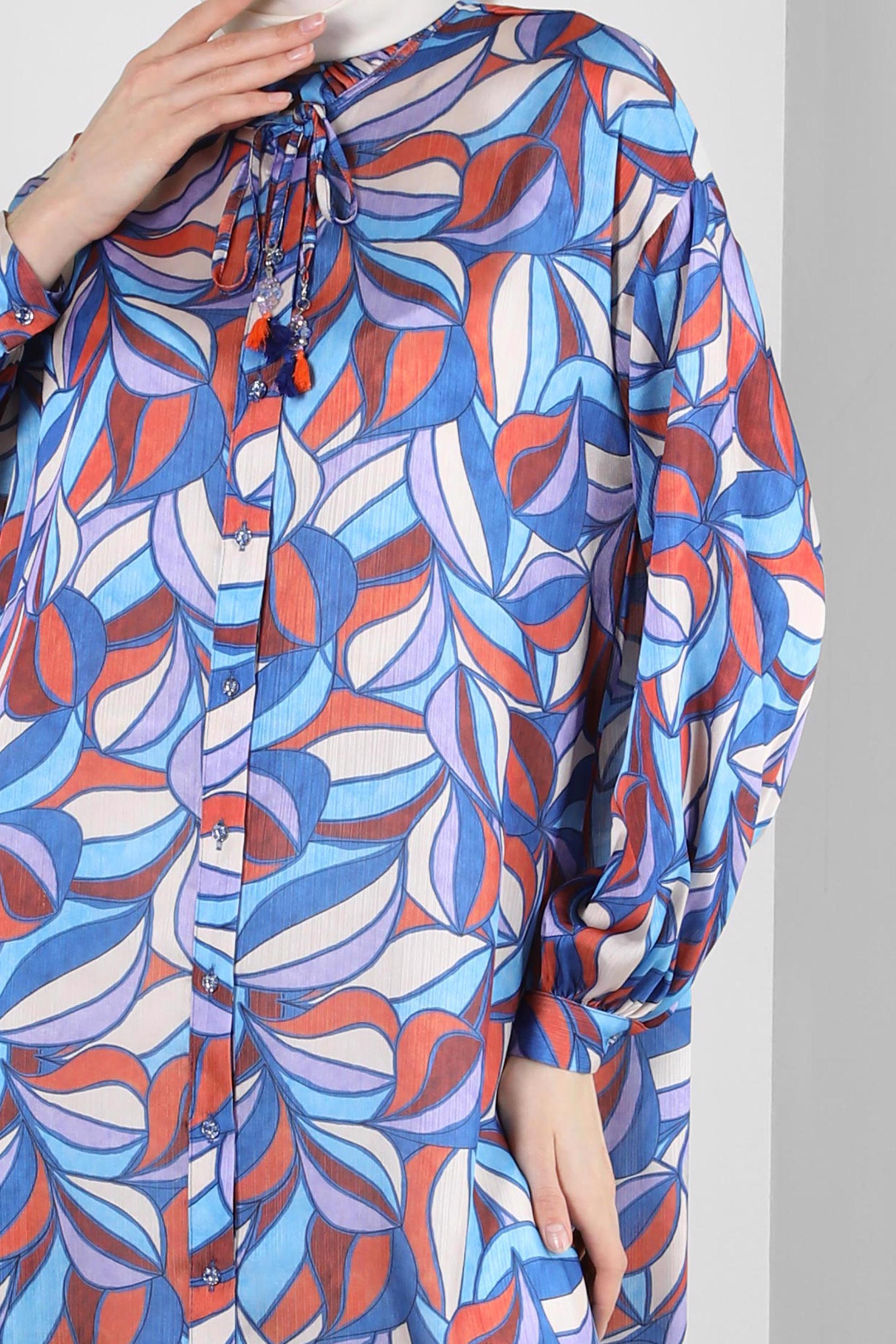 Tesettür giyim LACİVERT YAKASI BAĞLAMA DETAYLI DESENLİ TUNİK 43640