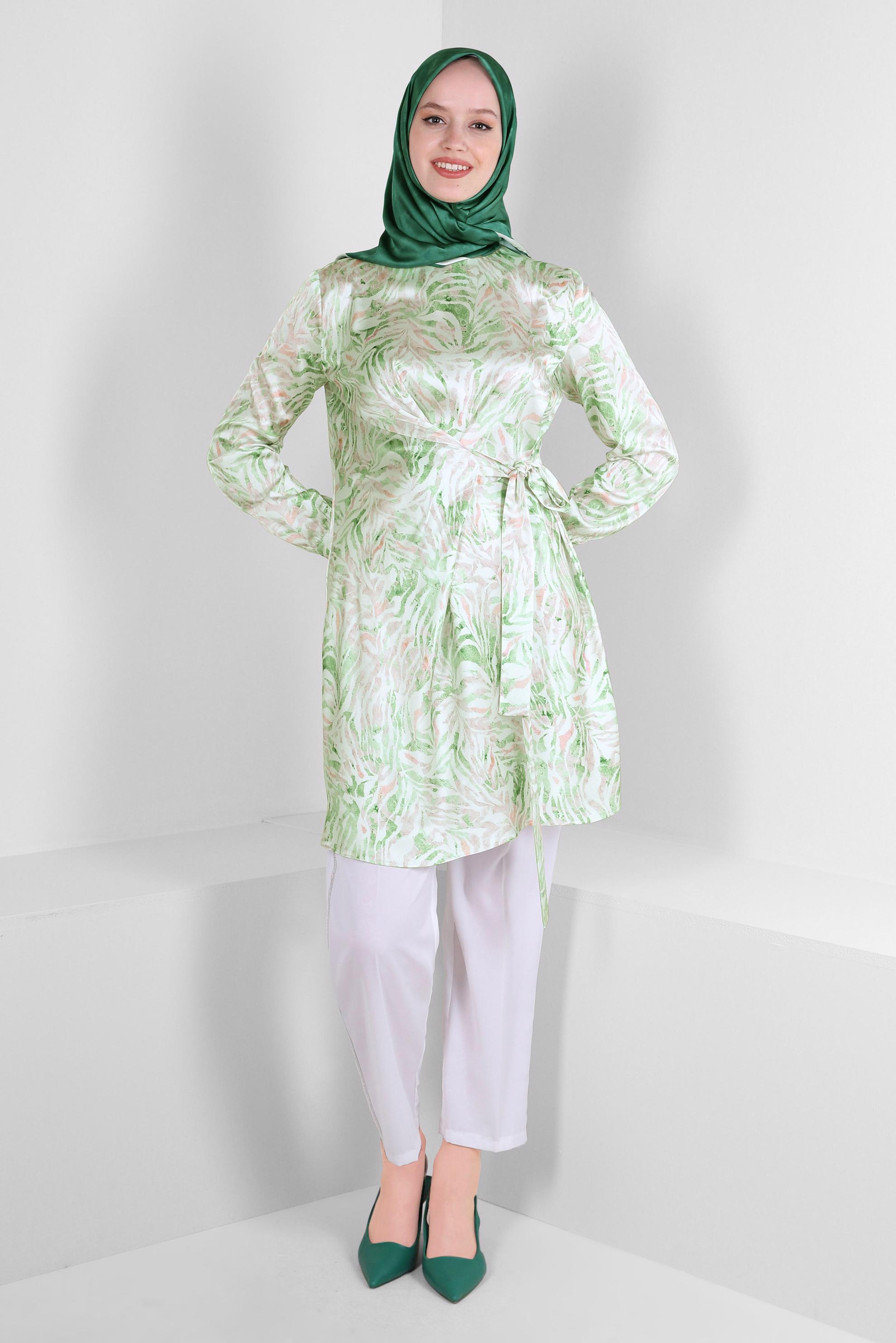 Tesettür giyim YEŞİL DESENLİ BAĞLAMA DETAYLI SATEN TUNİK 43642