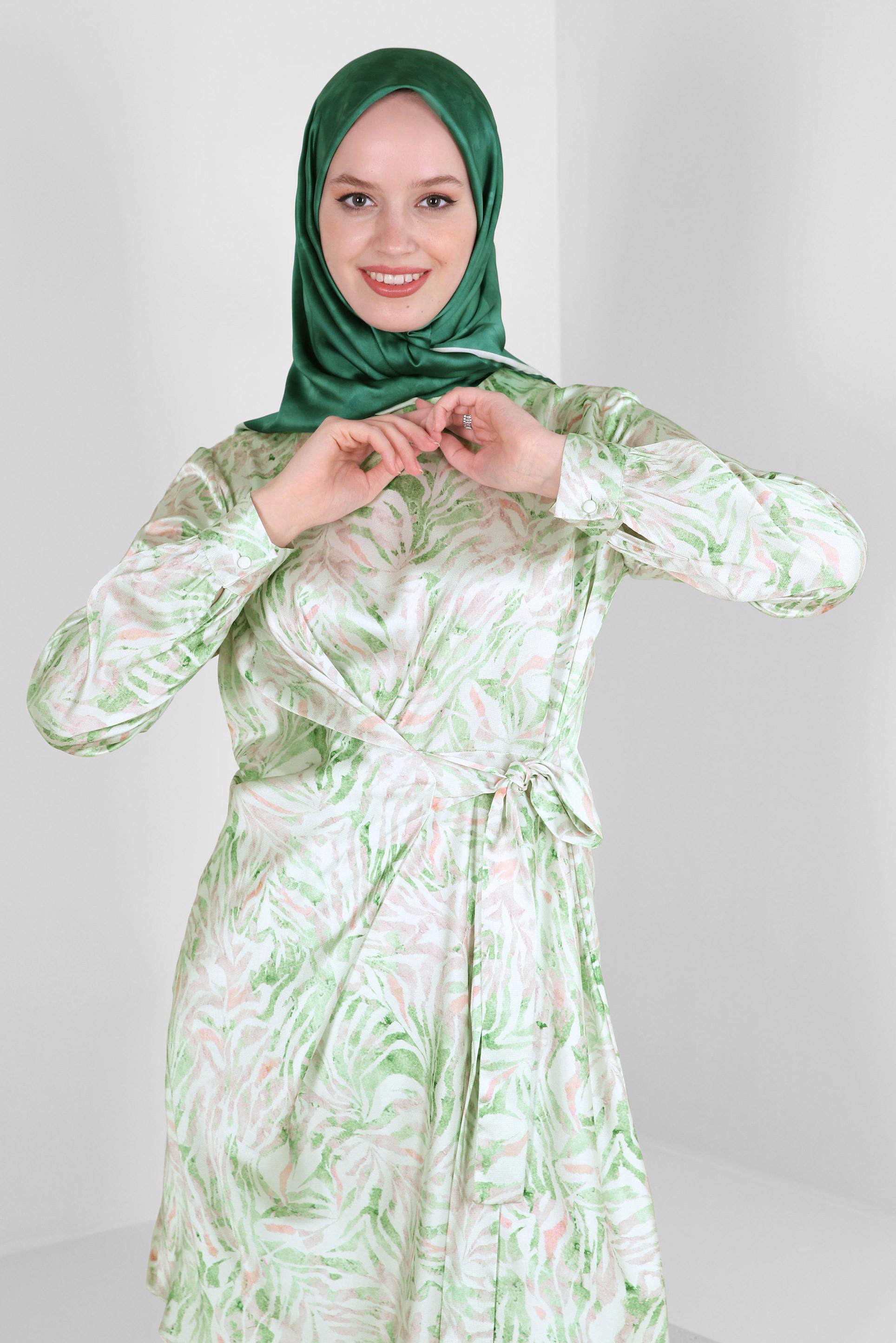 Tesettür giyim YEŞİL DESENLİ BAĞLAMA DETAYLI SATEN TUNİK 43642