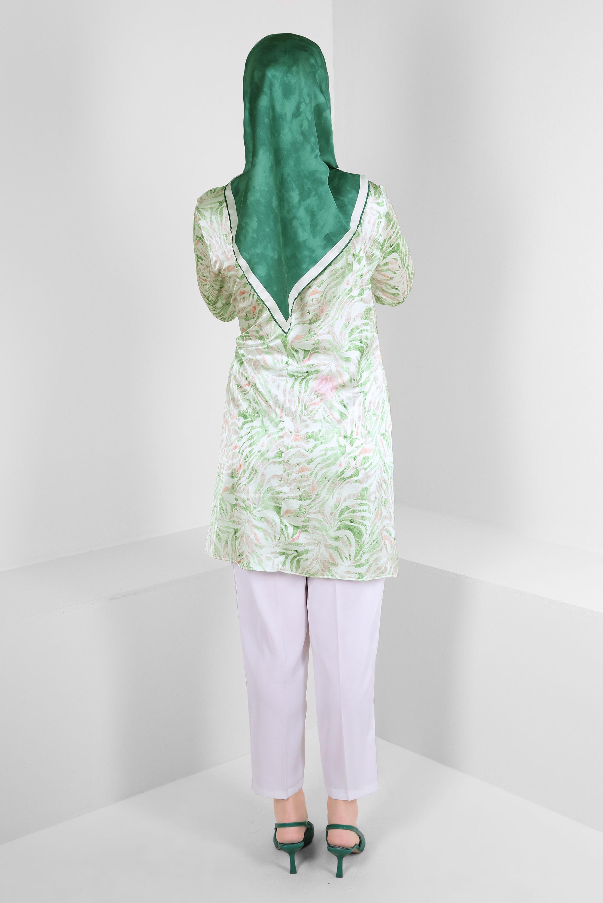 Tesettür giyim YEŞİL DESENLİ BAĞLAMA DETAYLI SATEN TUNİK 43642