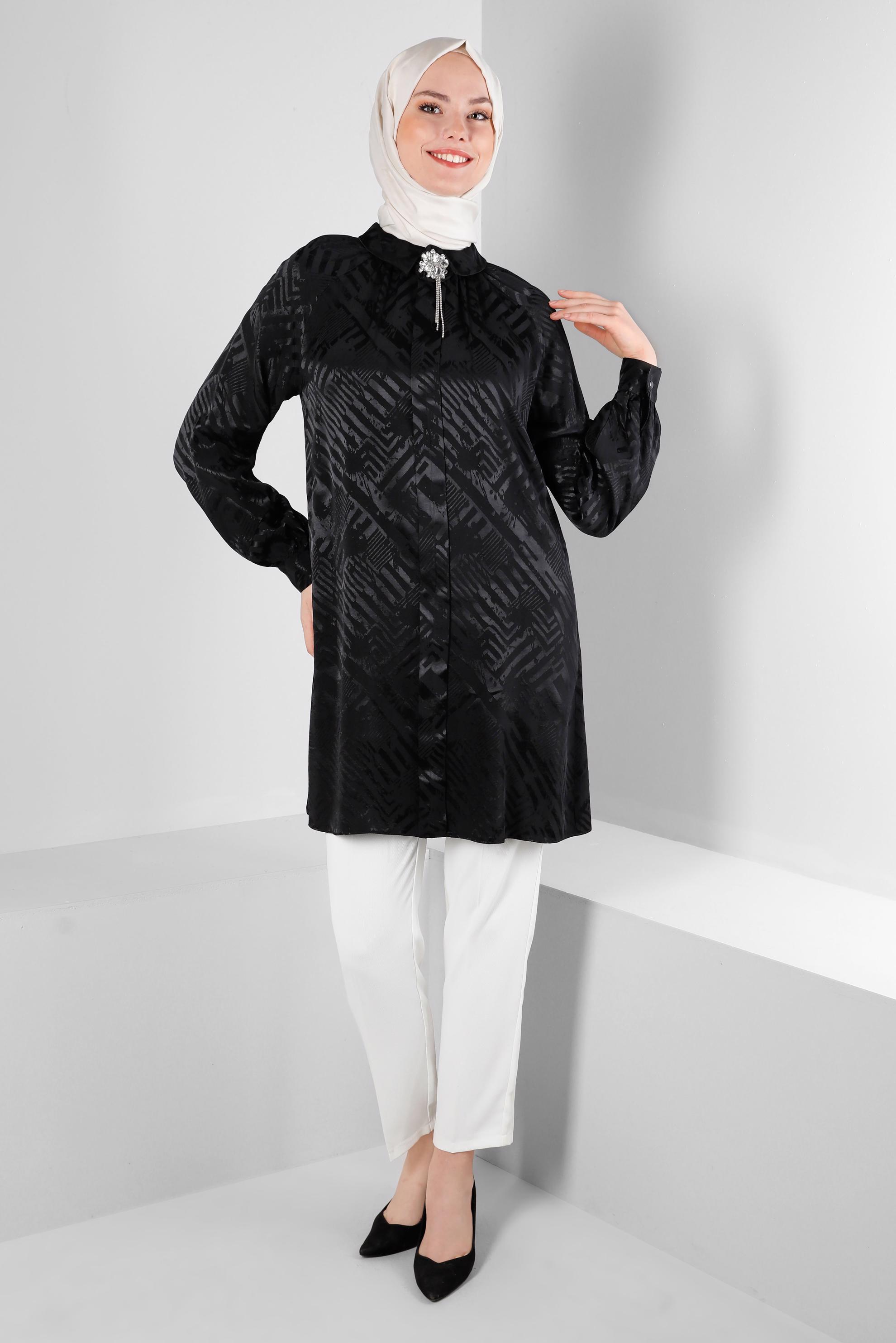 Tesettür giyim SİYAH DESENLİ AKSESUARLI SATEN TUNİK 43683