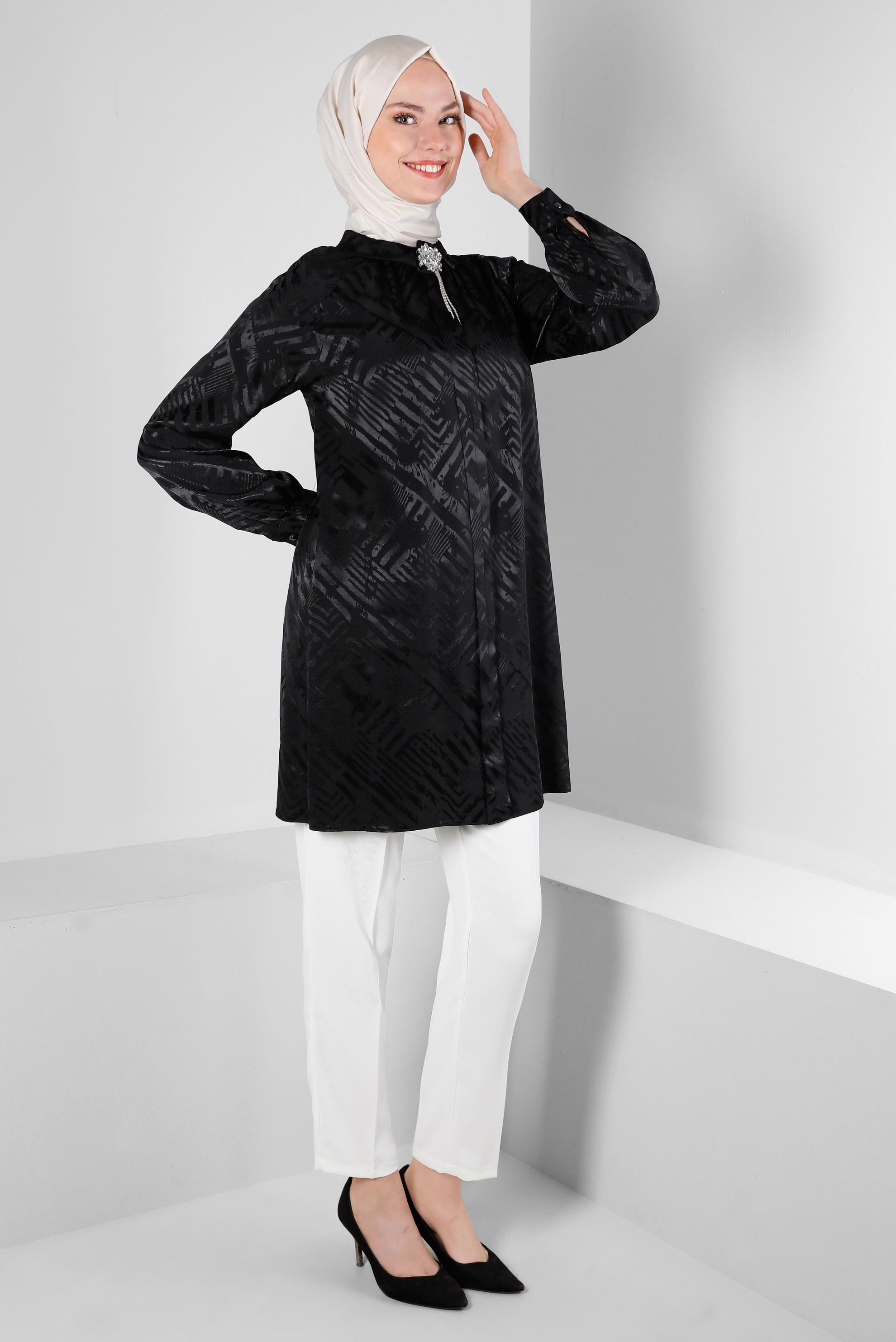 Tesettür giyim SİYAH DESENLİ AKSESUARLI SATEN TUNİK 43683