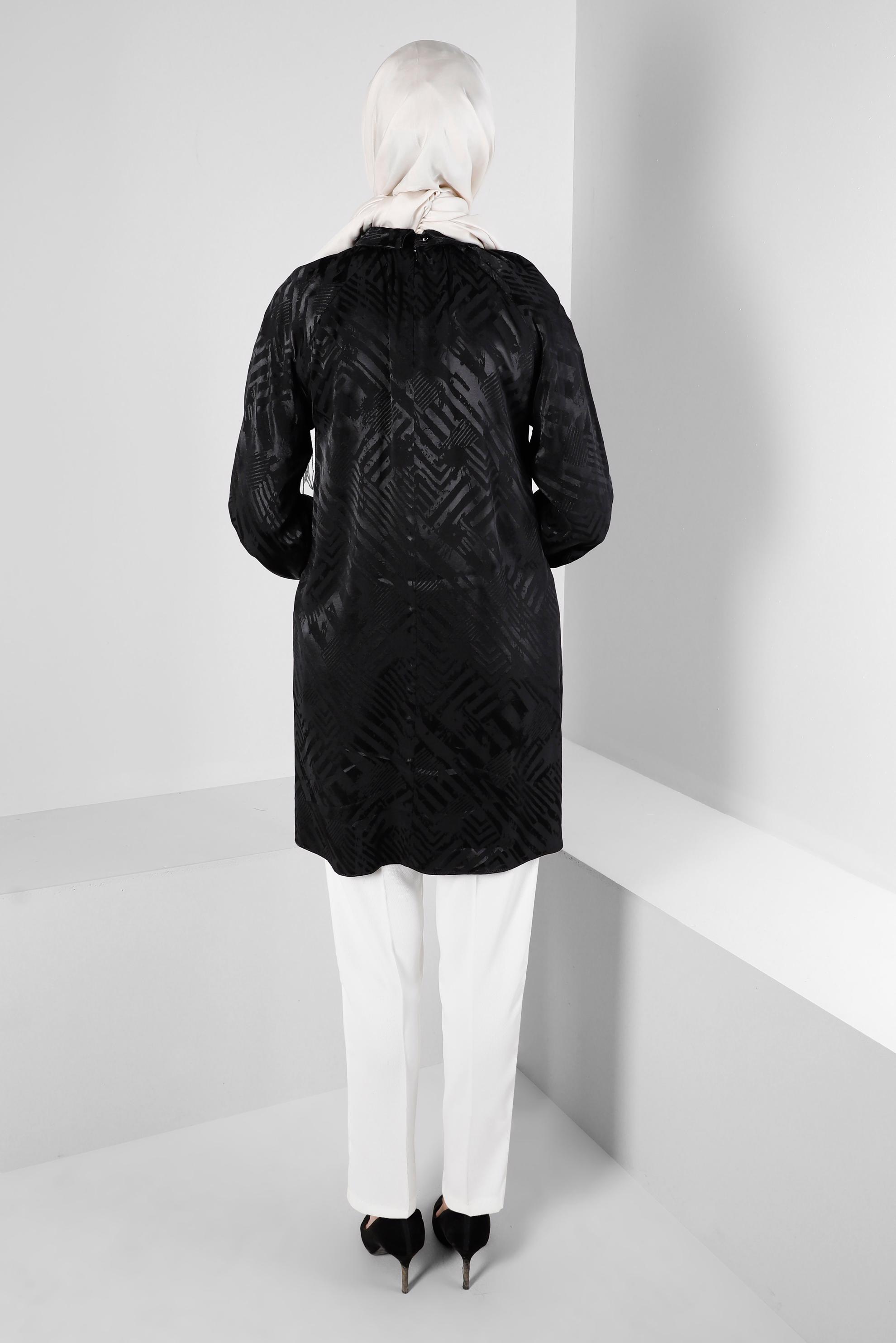 Tesettür giyim SİYAH DESENLİ AKSESUARLI SATEN TUNİK 43683