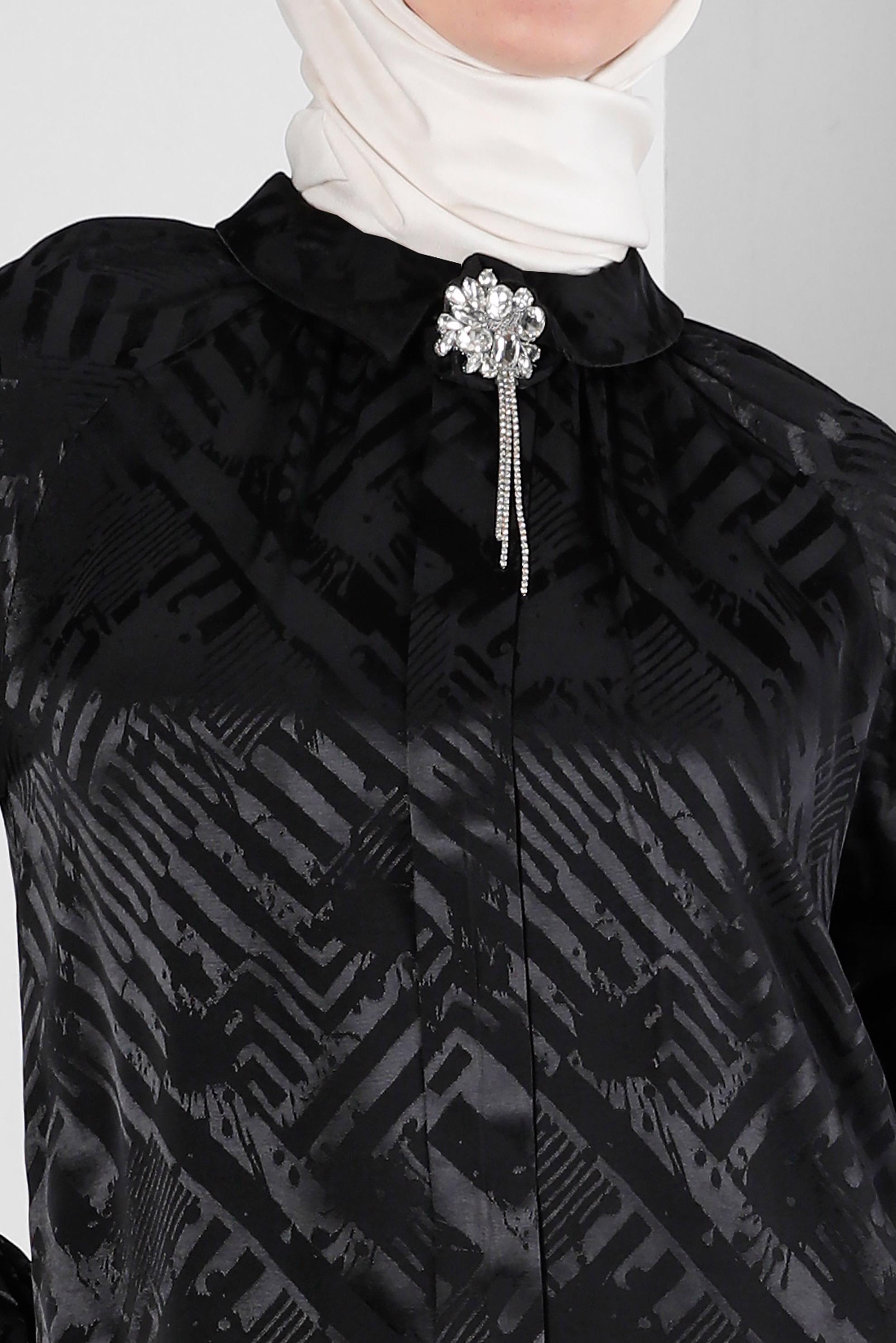 Tesettür giyim SİYAH DESENLİ AKSESUARLI SATEN TUNİK 43683