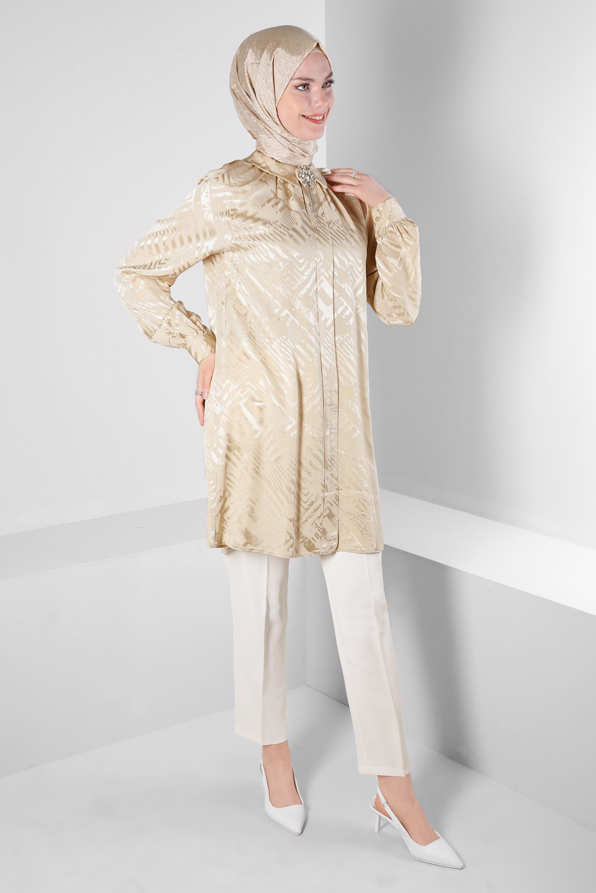 Tesettür giyim BEJ DESENLİ AKSESUARLI SATEN TUNİK 43683