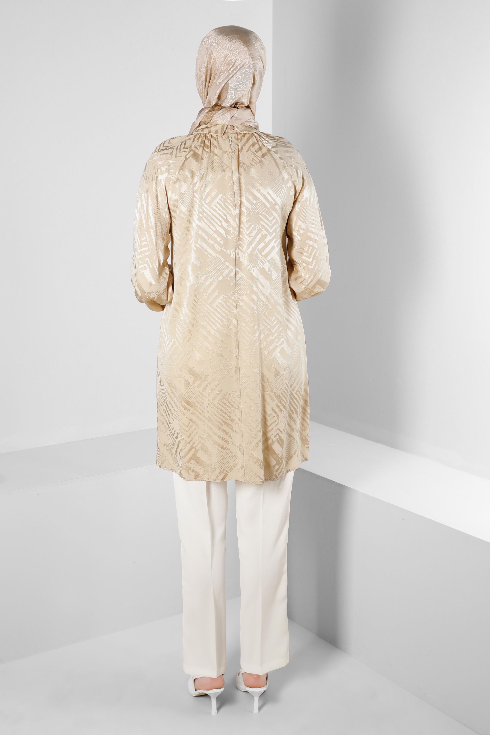 Tesettür giyim BEJ DESENLİ AKSESUARLI SATEN TUNİK 43683