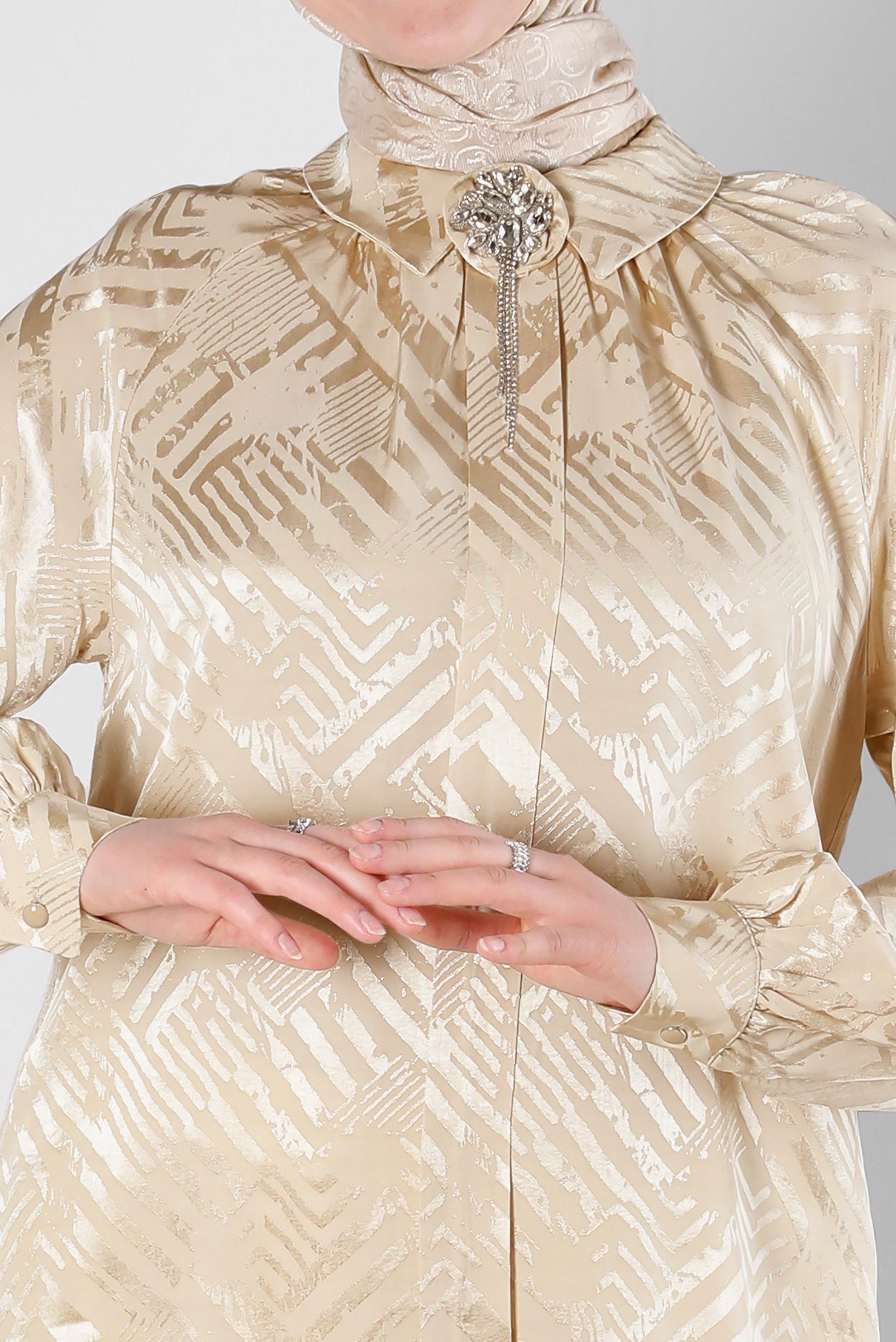 Tesettür giyim BEJ DESENLİ AKSESUARLI SATEN TUNİK 43683