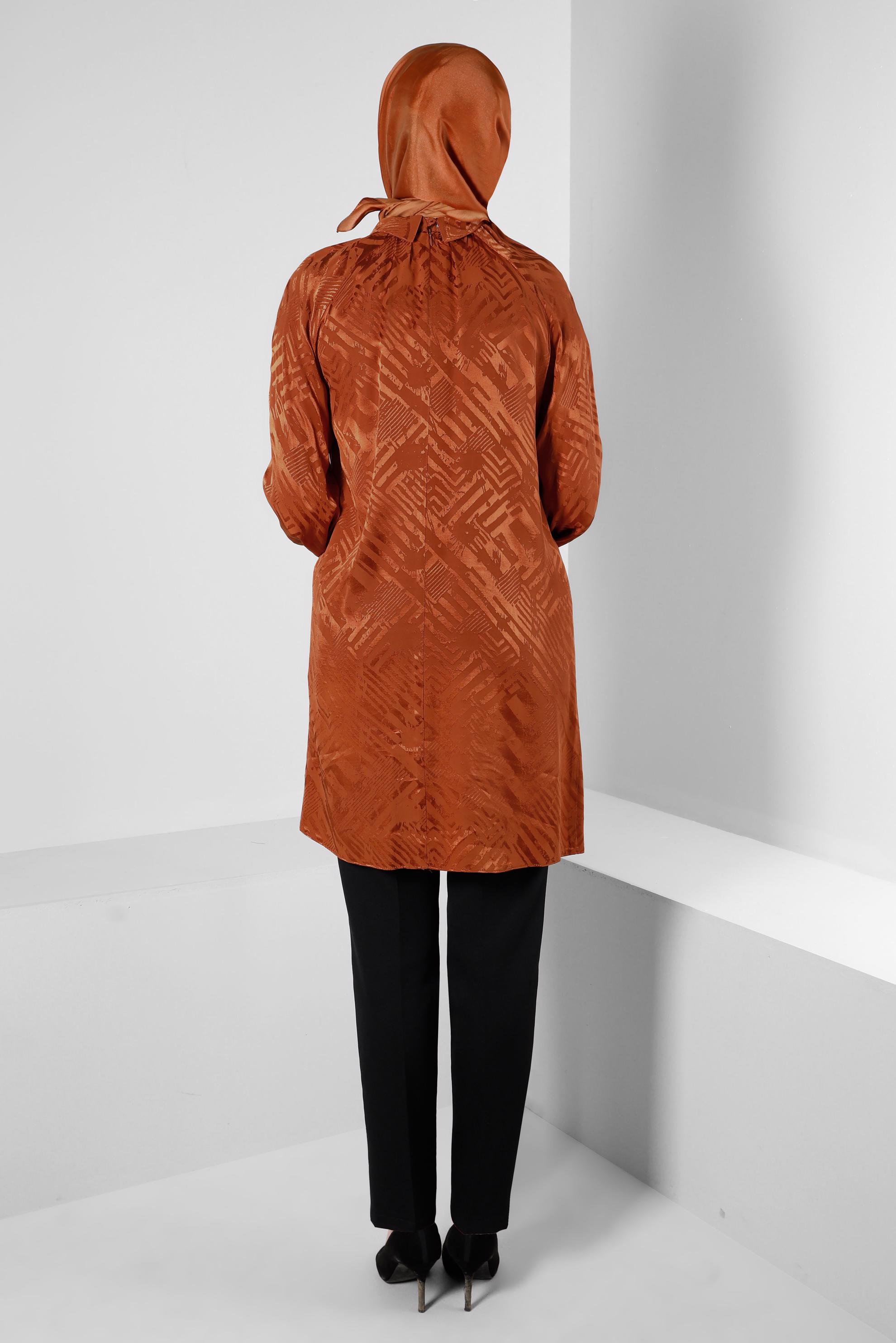 Tesettür giyim TURUNCU DESENLİ AKSESUARLI SATEN TUNİK 43683