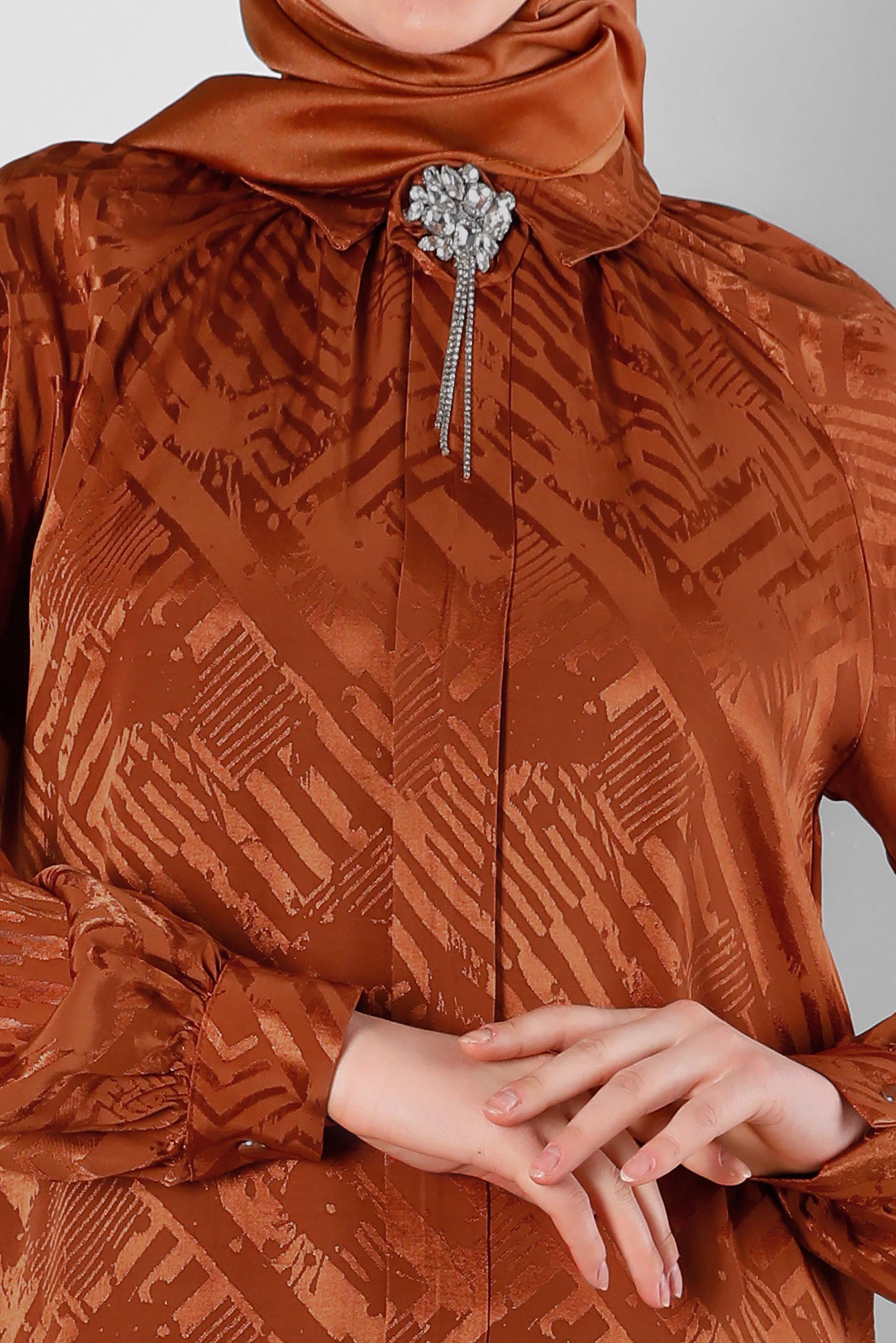 Tesettür giyim TURUNCU DESENLİ AKSESUARLI SATEN TUNİK 43683