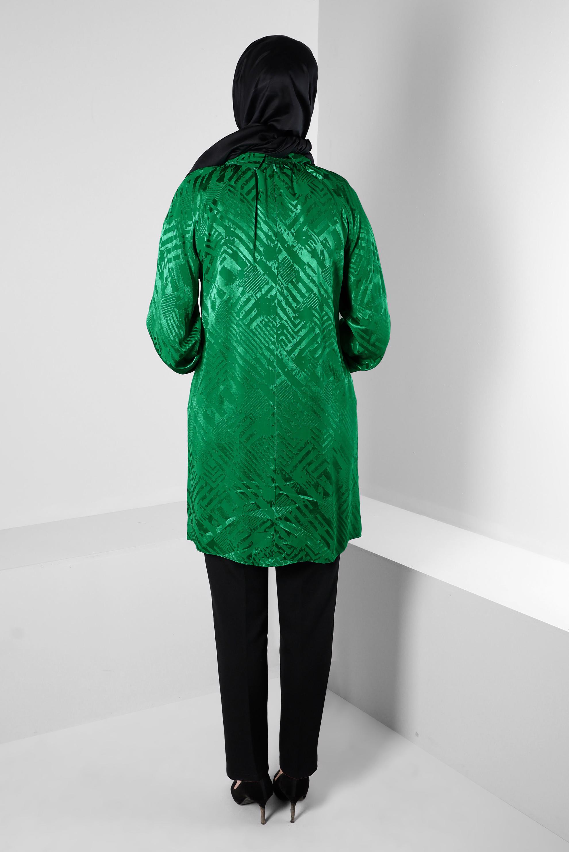 Tesettür giyim YEŞİL DESENLİ AKSESUARLI SATEN TUNİK 43683