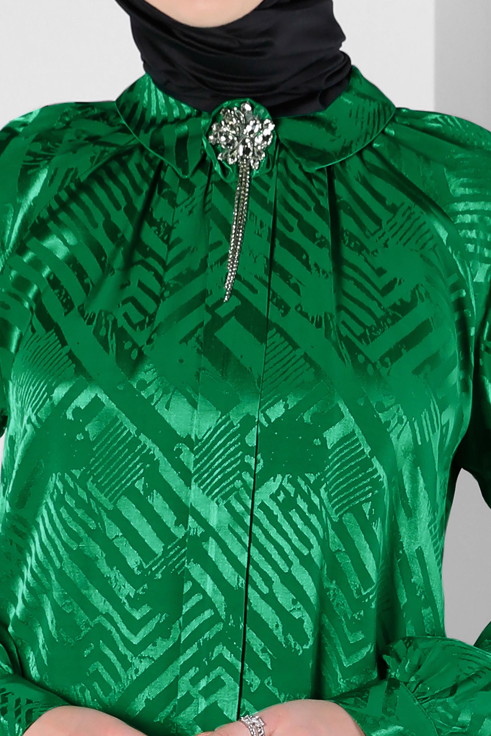 Tesettür giyim YEŞİL DESENLİ AKSESUARLI SATEN TUNİK 43683
