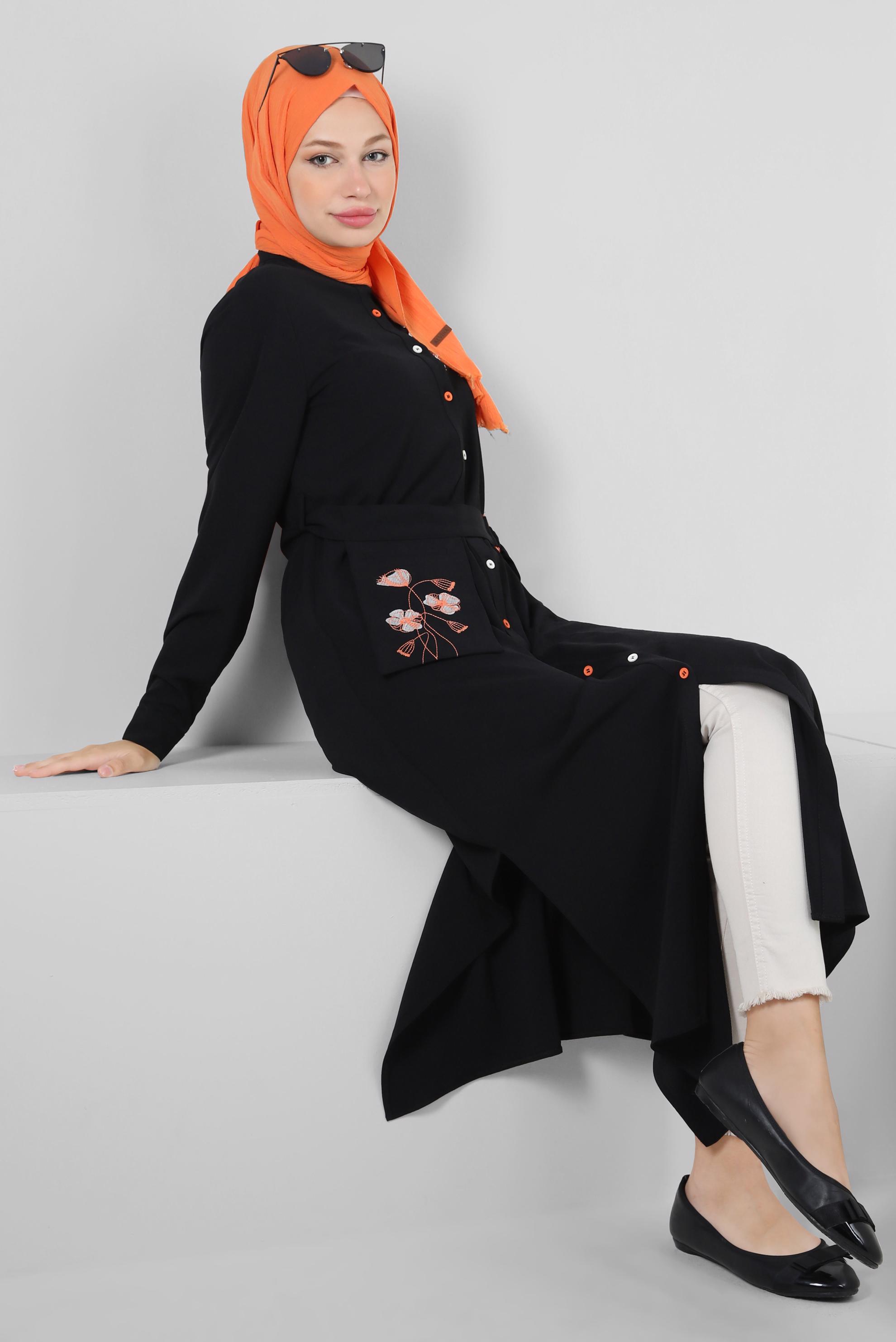 Tesettür giyim SİYAH ÇİÇEK NAKIŞLI DÜĞMELİ KEMERLİ UZUN TUNİK 43732