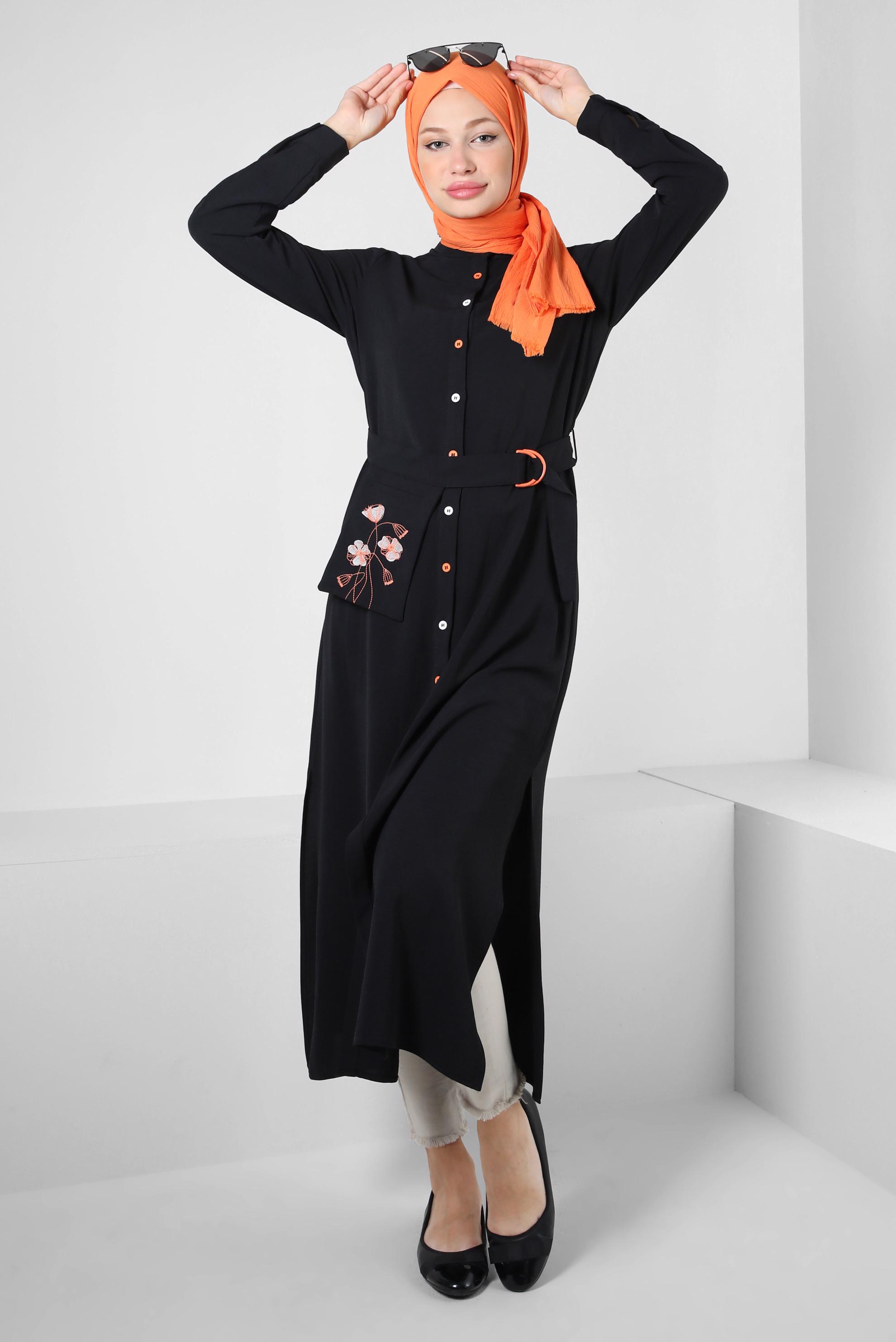 Tesettür giyim SİYAH ÇİÇEK NAKIŞLI DÜĞMELİ KEMERLİ UZUN TUNİK 43732