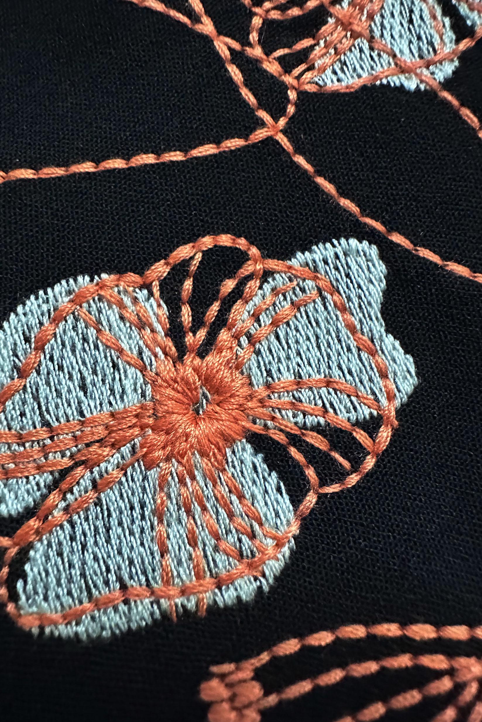 Tesettür giyim SİYAH ÇİÇEK NAKIŞLI DÜĞMELİ KEMERLİ UZUN TUNİK 43732