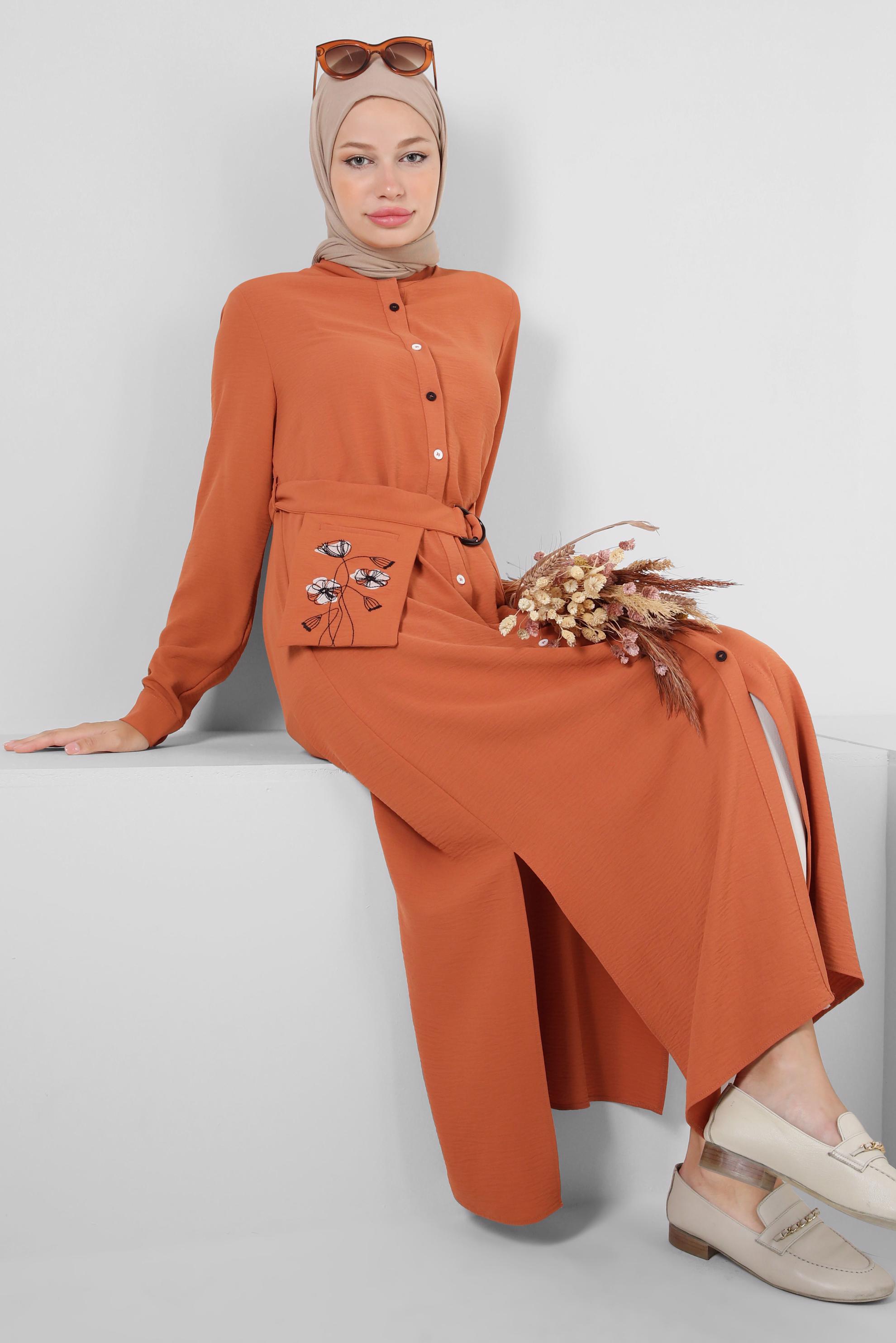 Tesettür giyim KAHVE ÇİÇEK NAKIŞLI DÜĞMELİ KEMERLİ UZUN TUNİK 43732