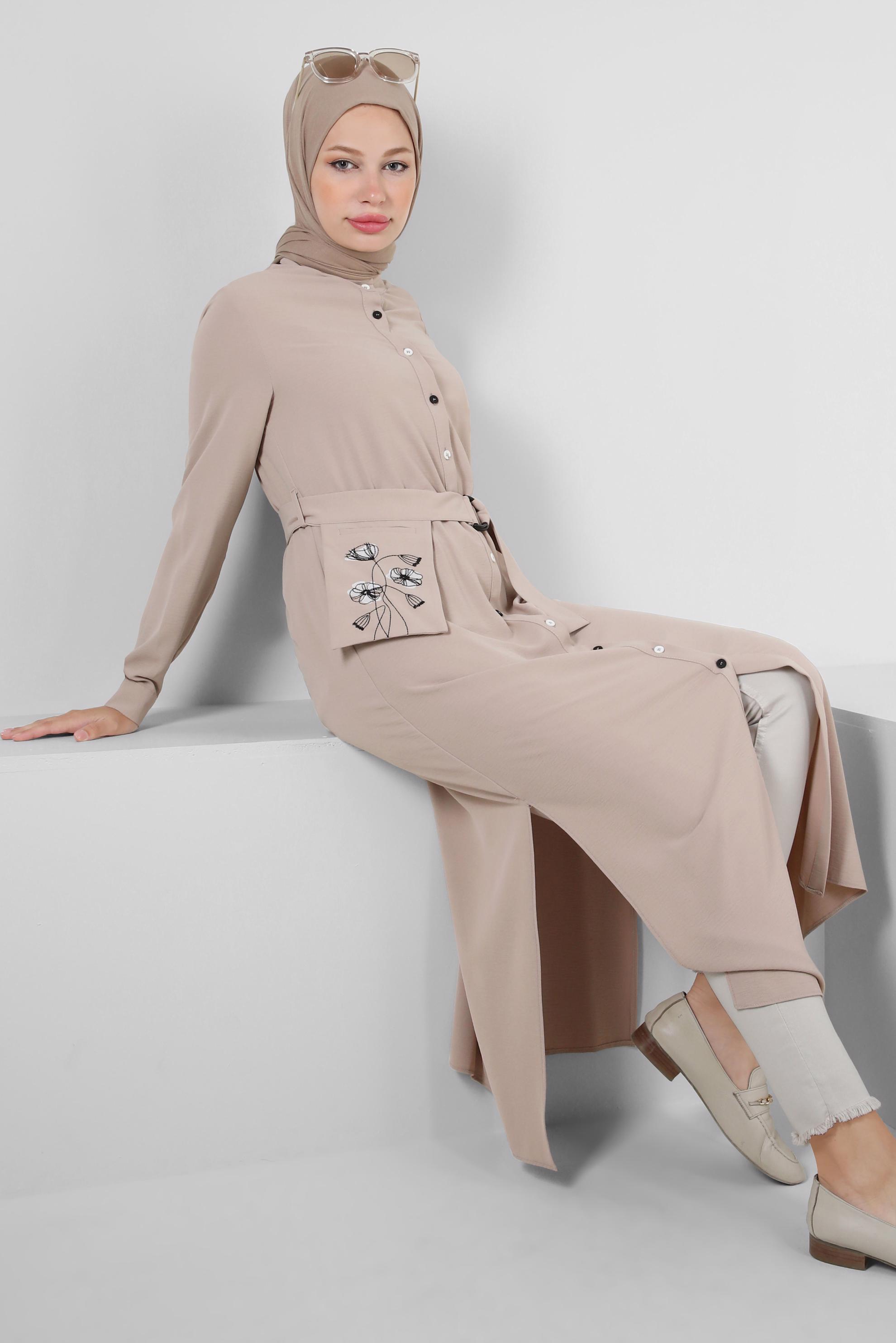 Tesettür giyim KUM ÇİÇEK NAKIŞLI DÜĞMELİ KEMERLİ UZUN TUNİK 43732