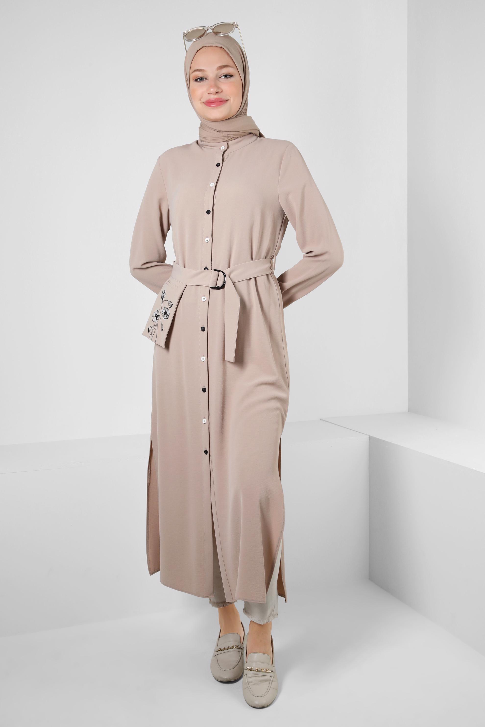 Tesettür giyim KUM ÇİÇEK NAKIŞLI DÜĞMELİ KEMERLİ UZUN TUNİK 43732