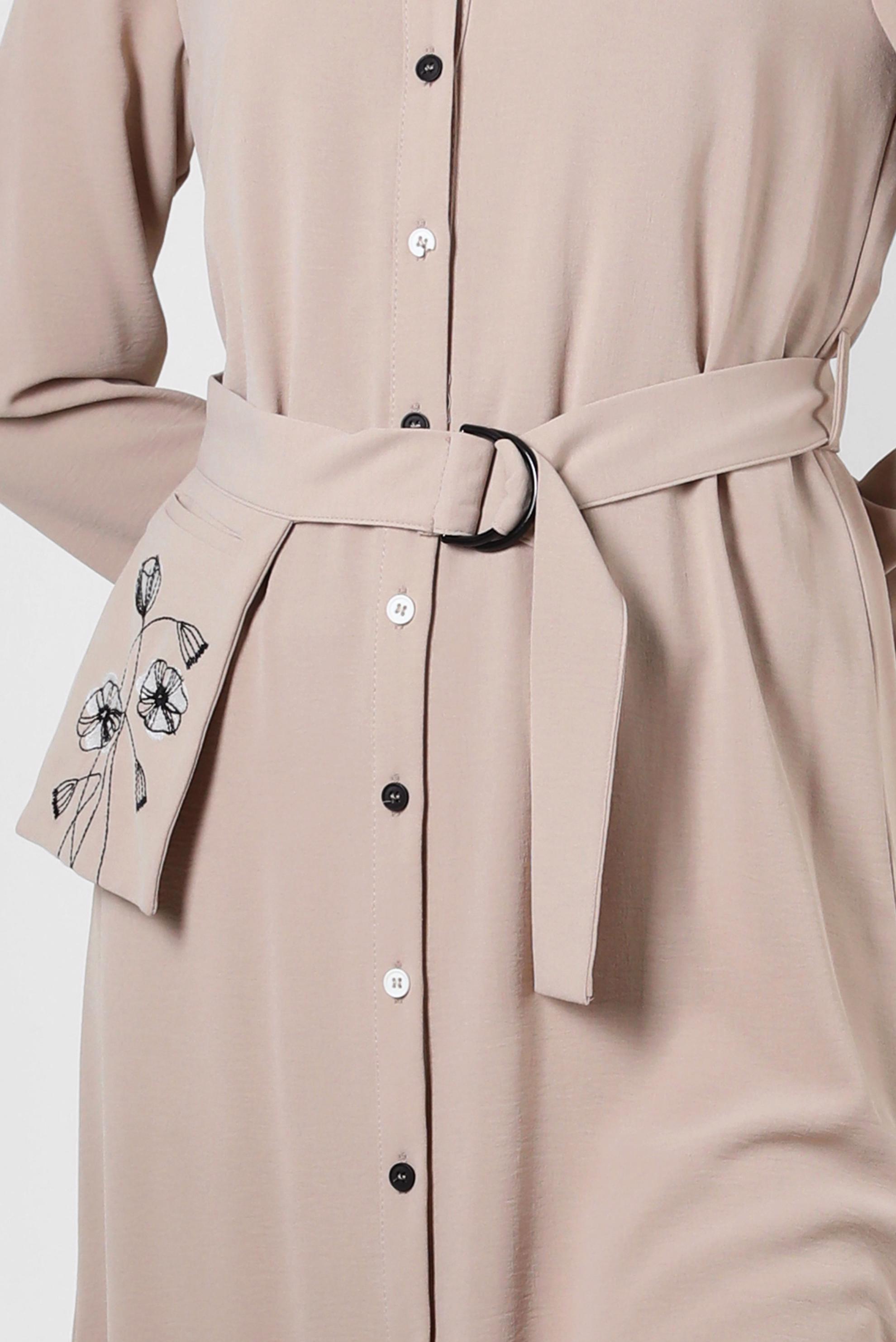 Tesettür giyim KUM ÇİÇEK NAKIŞLI DÜĞMELİ KEMERLİ UZUN TUNİK 43732