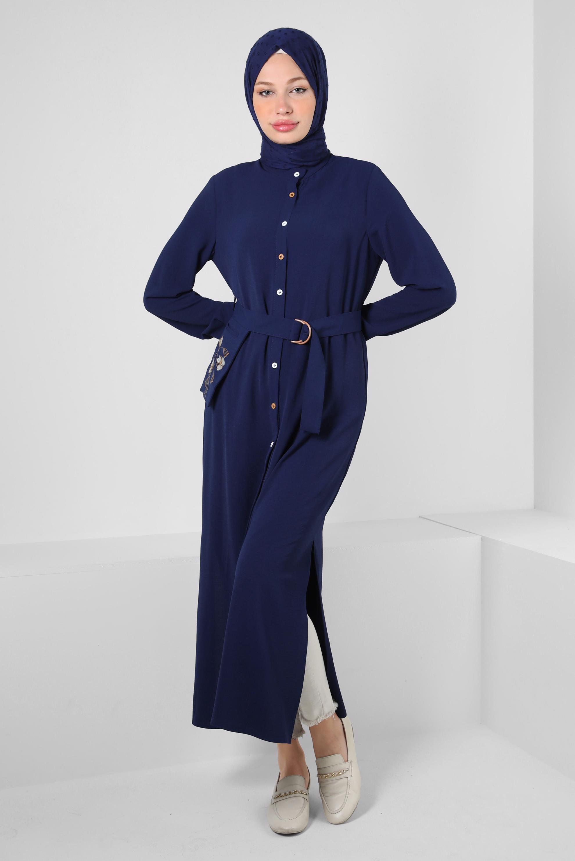 Tesettür giyim LACİVERT ÇİÇEK NAKIŞLI DÜĞMELİ KEMERLİ UZUN TUNİK 43732