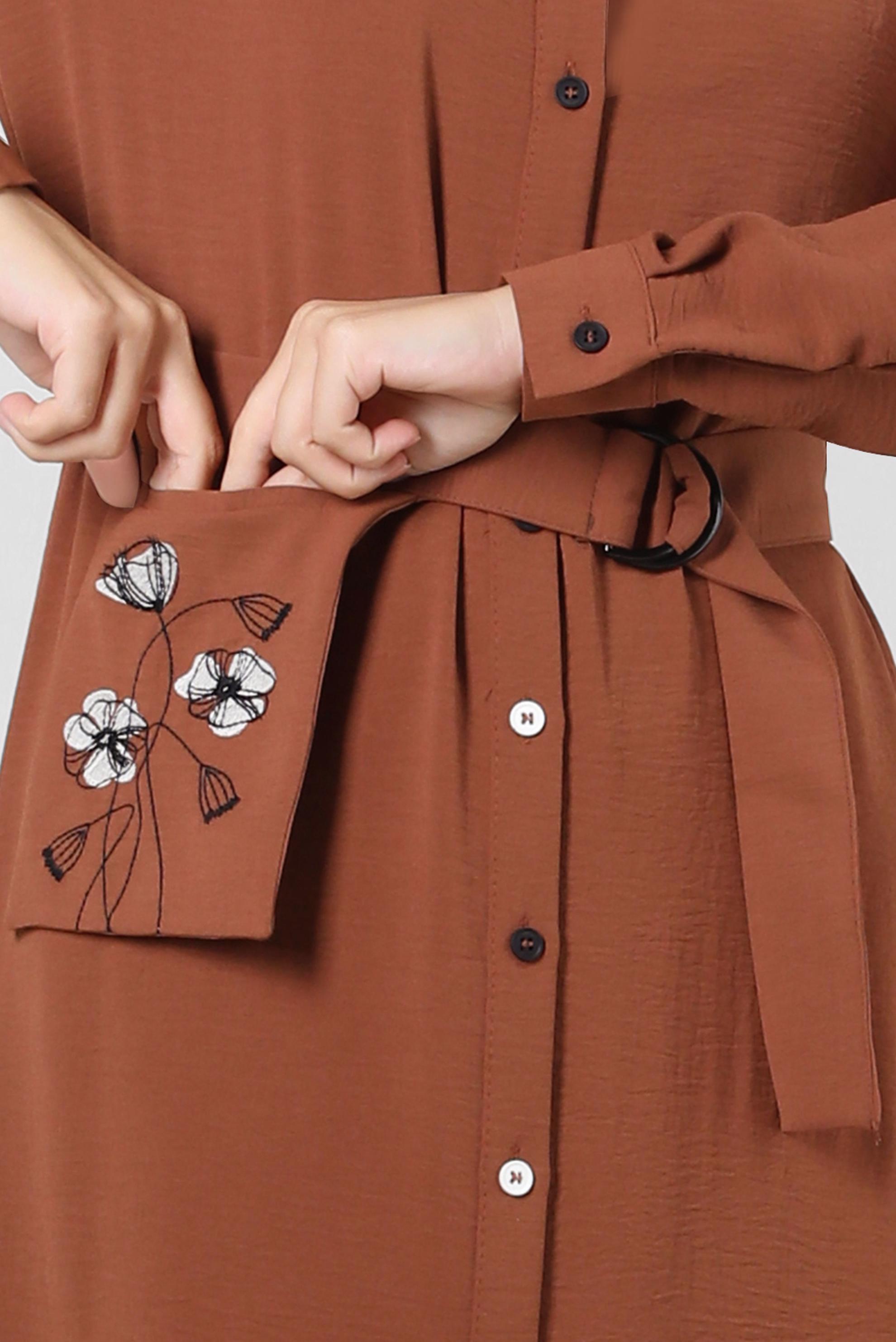 Tesettür giyim TABA ÇİÇEK NAKIŞLI DÜĞMELİ KEMERLİ UZUN TUNİK 43732