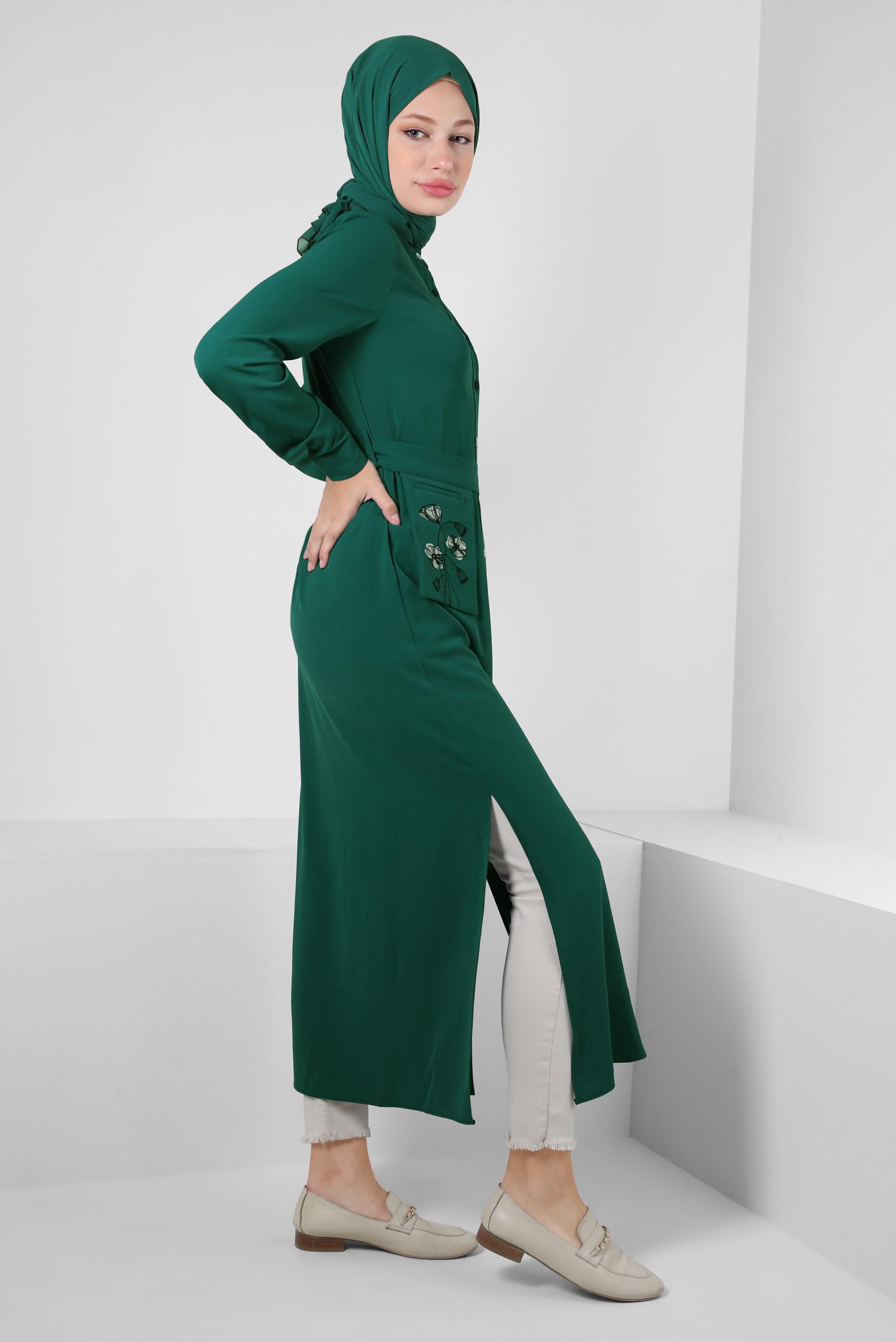 Tesettür giyim YEŞİL ÇİÇEK NAKIŞLI DÜĞMELİ KEMERLİ UZUN TUNİK 43732