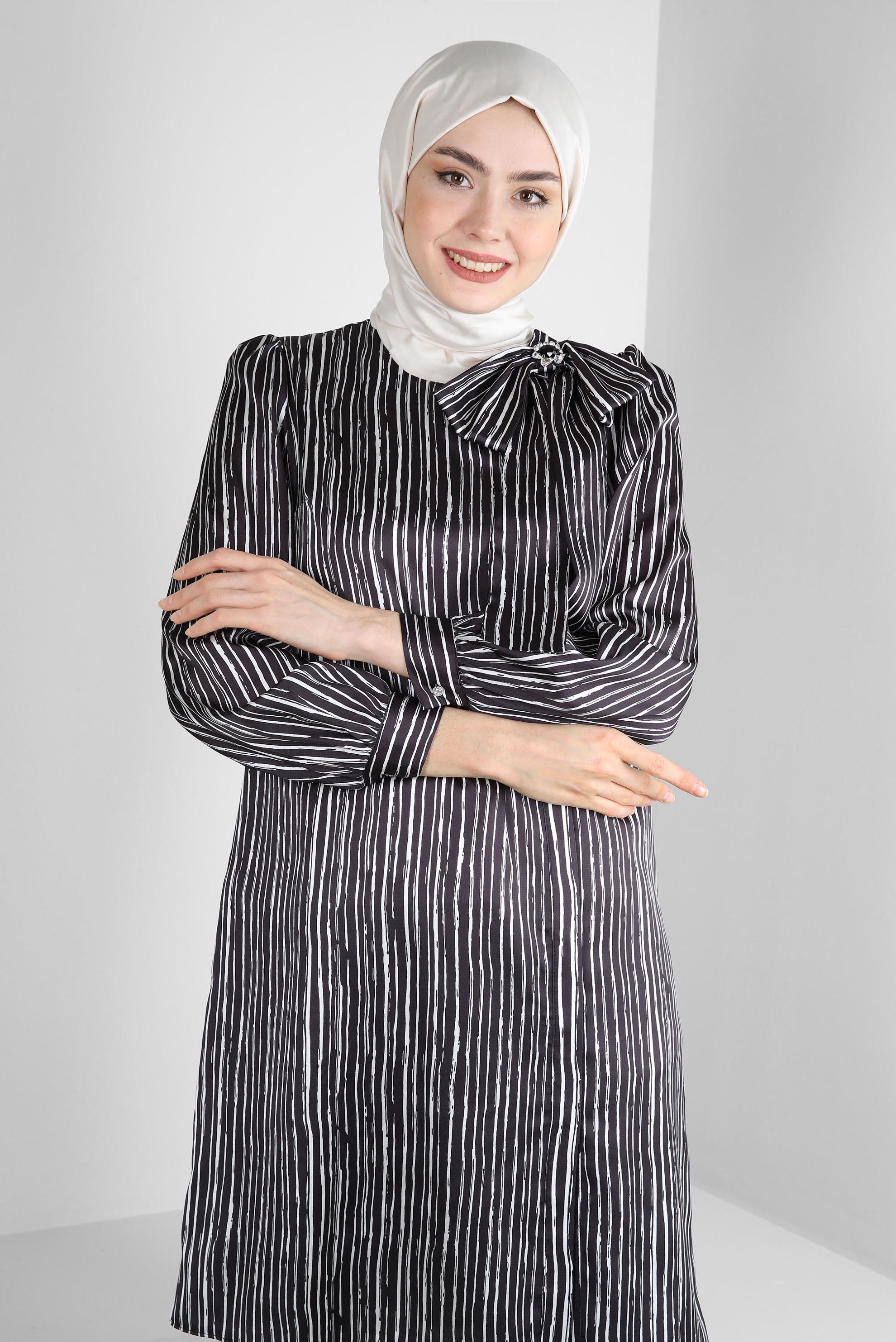 Tesettür giyim SİYAH ÇİZGİLİ YAKASI FİYONK DETAYLI SATEN TUNİK 43738