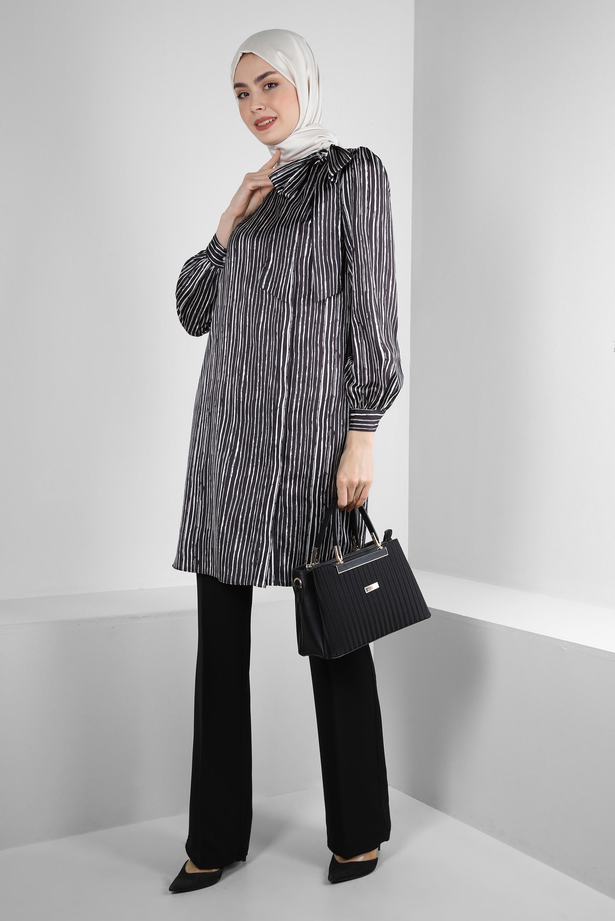 Tesettür giyim SİYAH ÇİZGİLİ YAKASI FİYONK DETAYLI SATEN TUNİK 43738