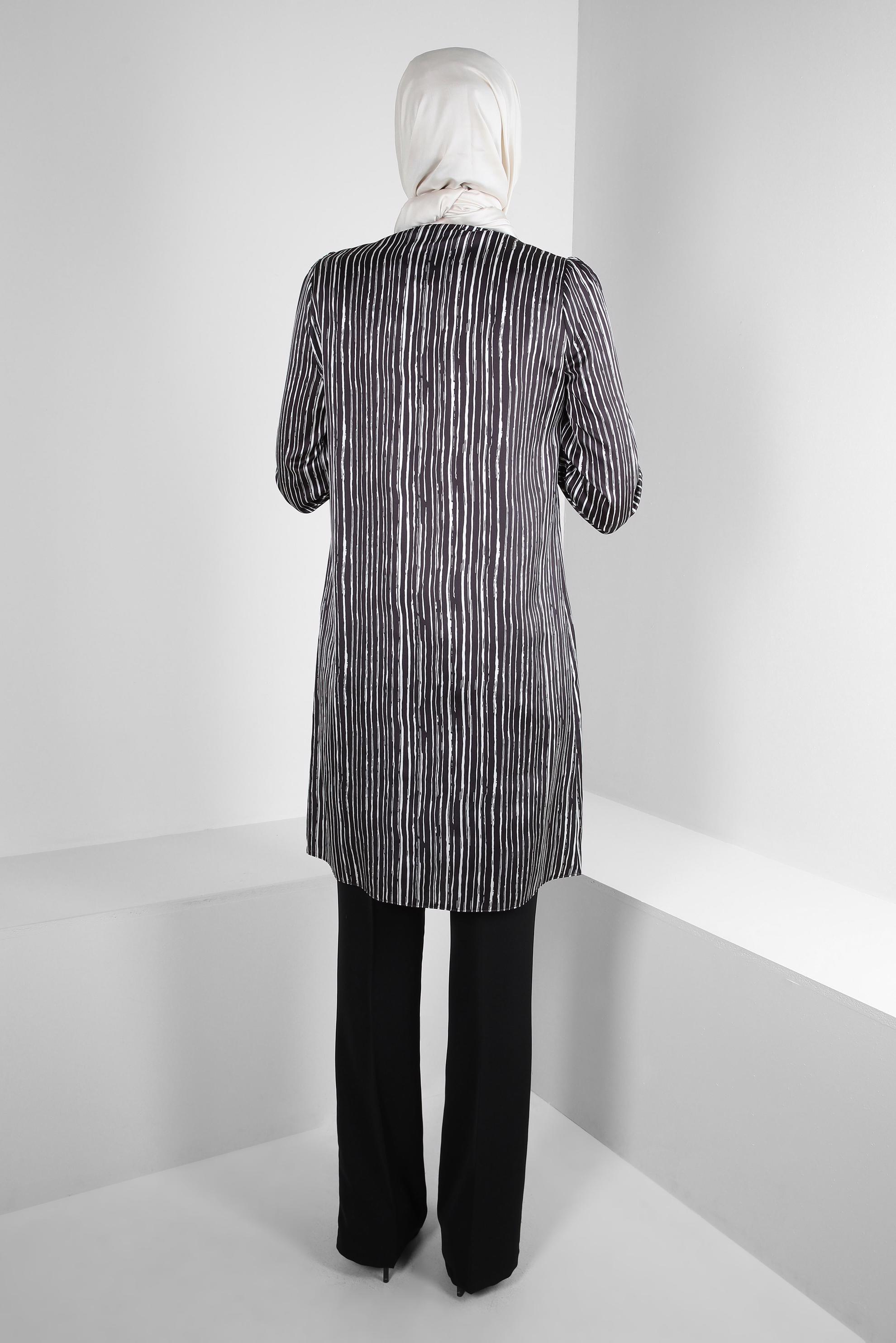 Tesettür giyim SİYAH ÇİZGİLİ YAKASI FİYONK DETAYLI SATEN TUNİK 43738