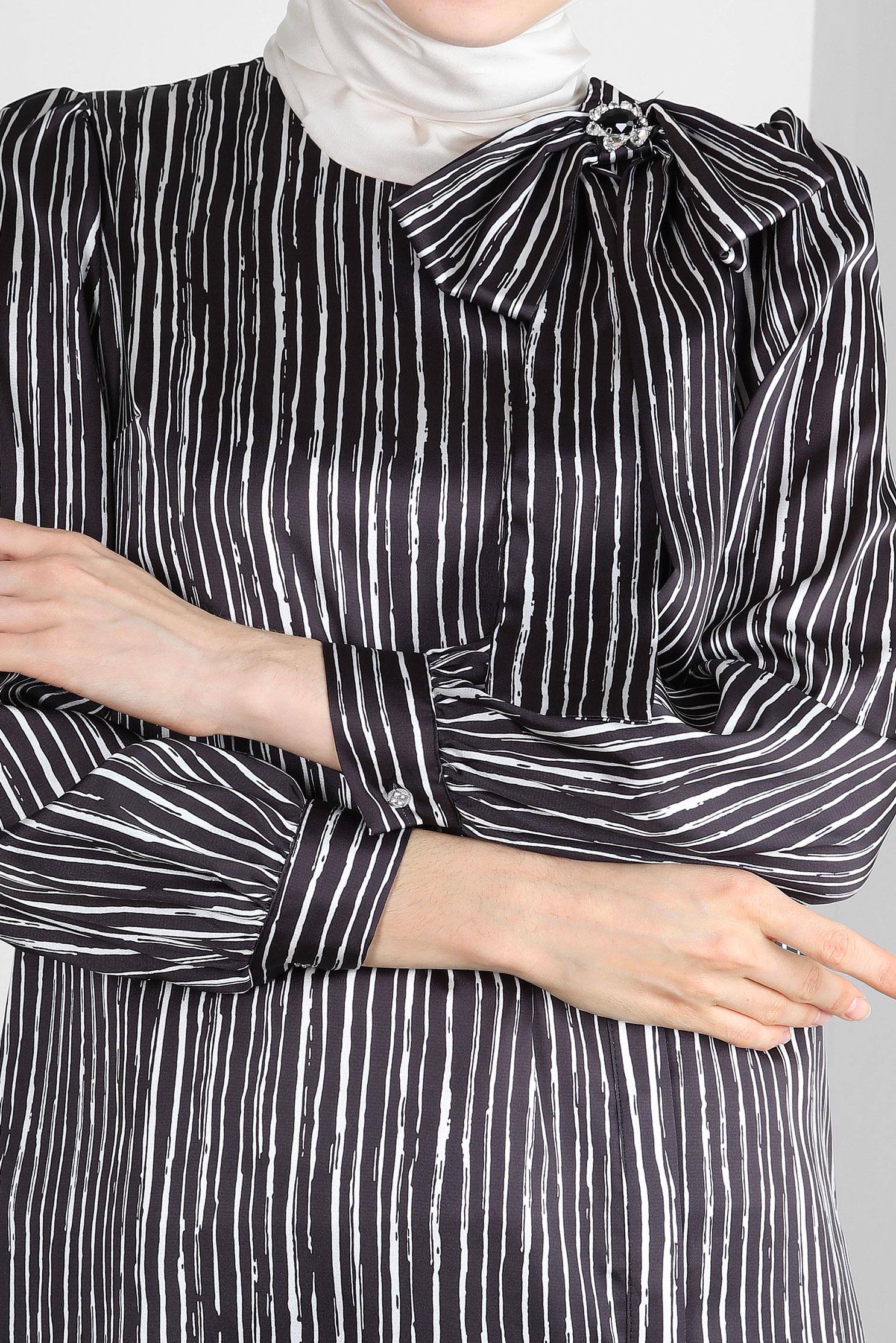 Tesettür giyim SİYAH ÇİZGİLİ YAKASI FİYONK DETAYLI SATEN TUNİK 43738