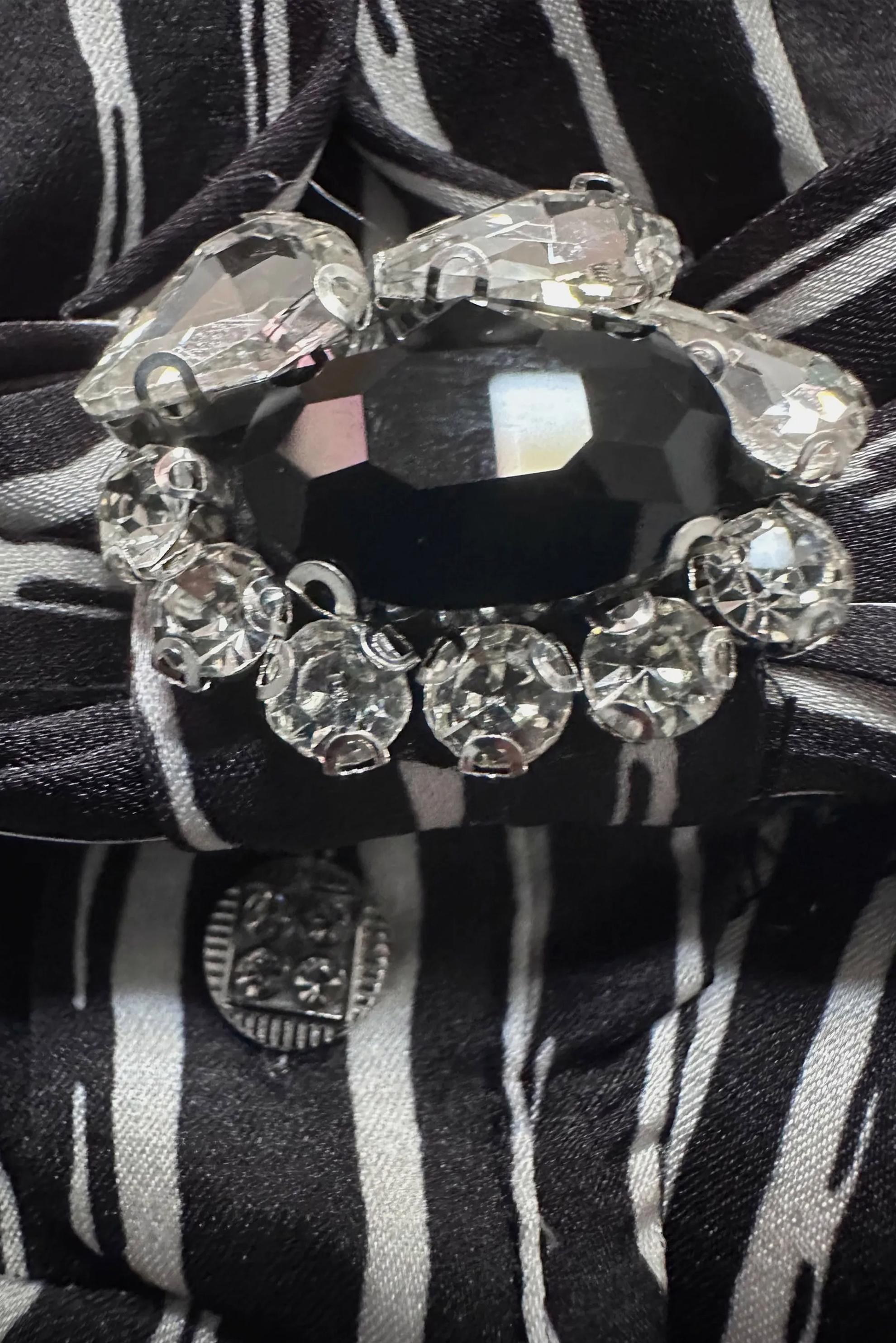 Tesettür giyim SİYAH ÇİZGİLİ YAKASI FİYONK DETAYLI SATEN TUNİK 43738