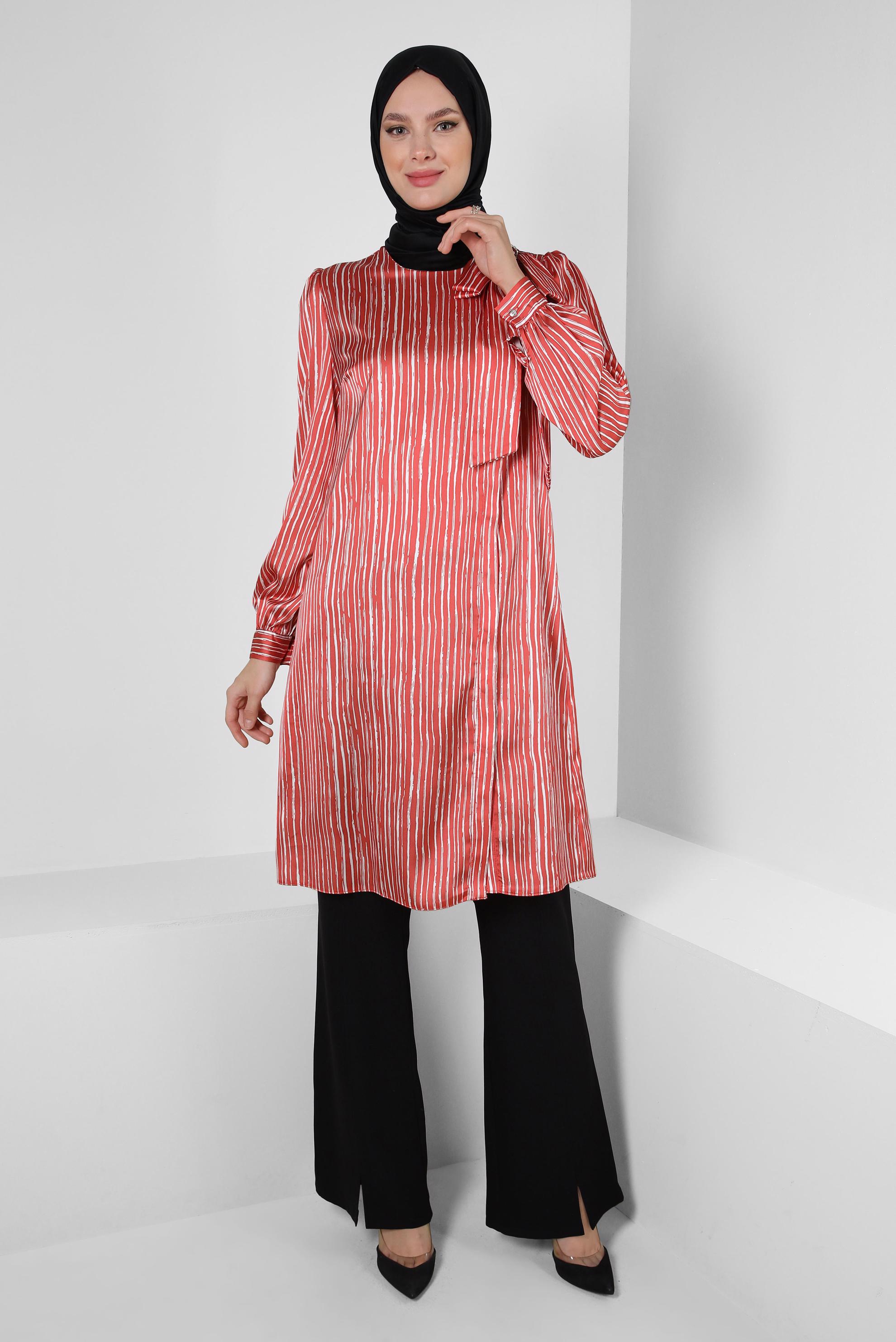 Tesettür giyim TURUNCU ÇİZGİLİ YAKASI FİYONK DETAYLI SATEN TUNİK 43738