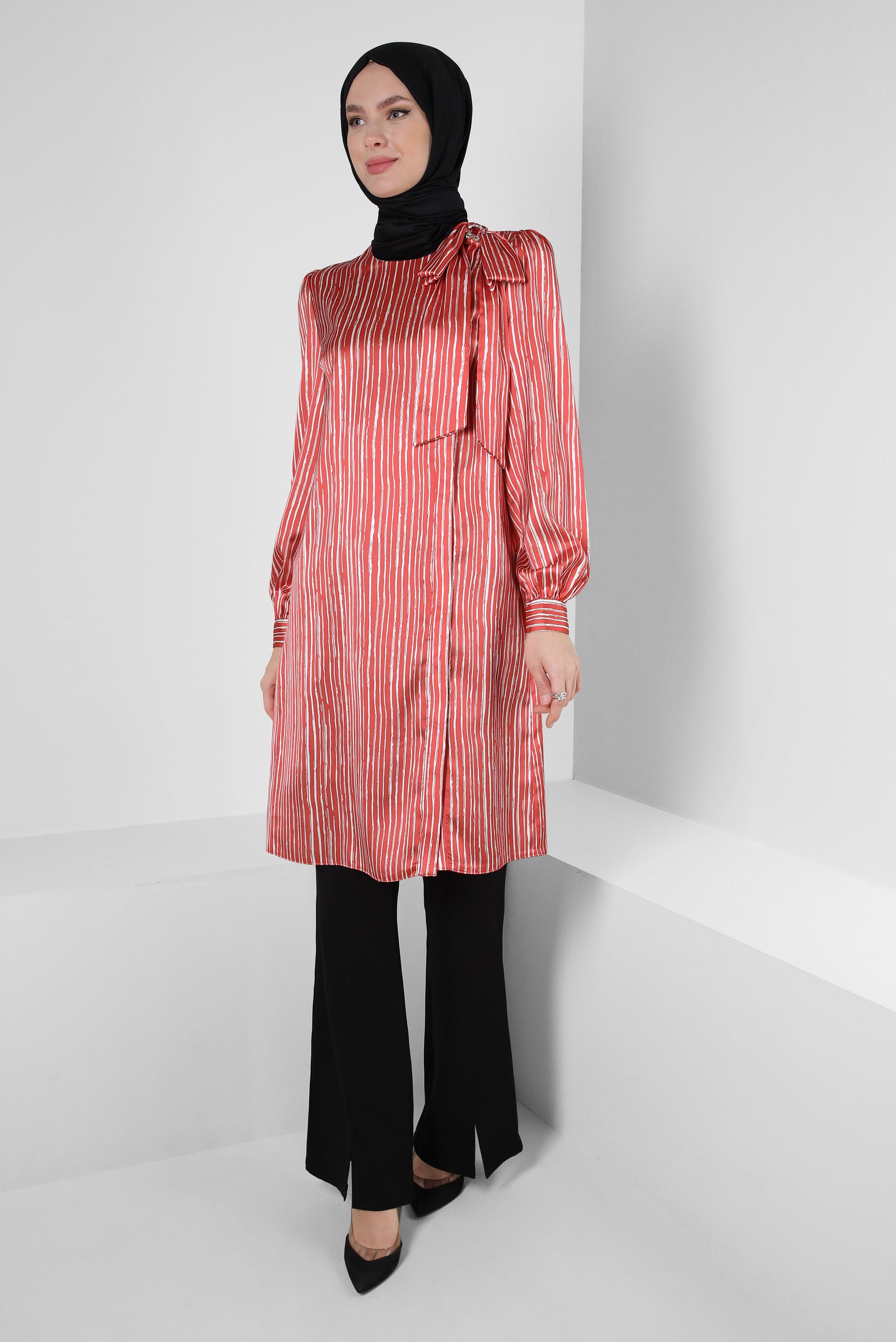 Tesettür giyim TURUNCU ÇİZGİLİ YAKASI FİYONK DETAYLI SATEN TUNİK 43738