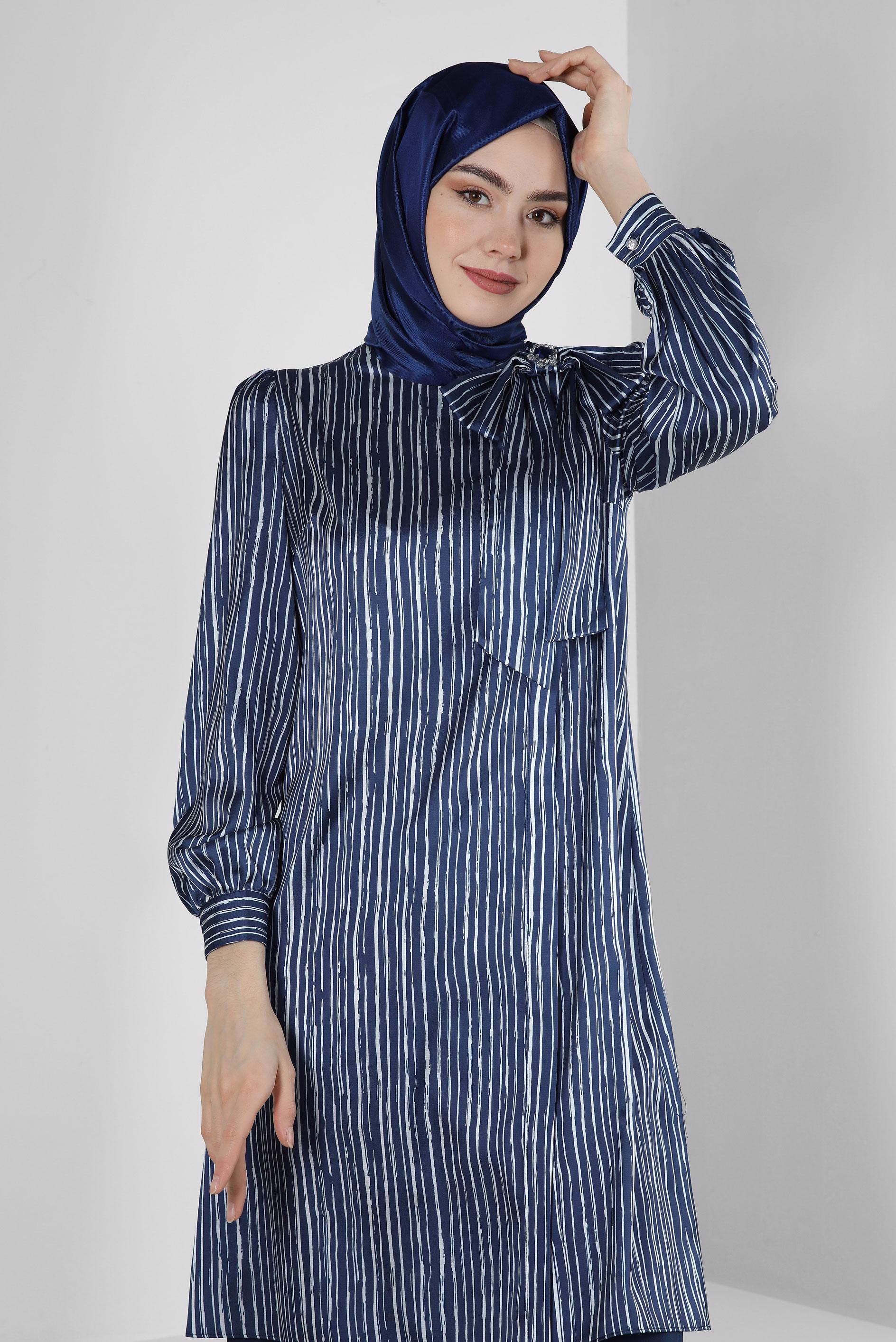 Tesettür giyim LACİVERT ÇİZGİLİ YAKASI FİYONK DETAYLI SATEN TUNİK 43738
