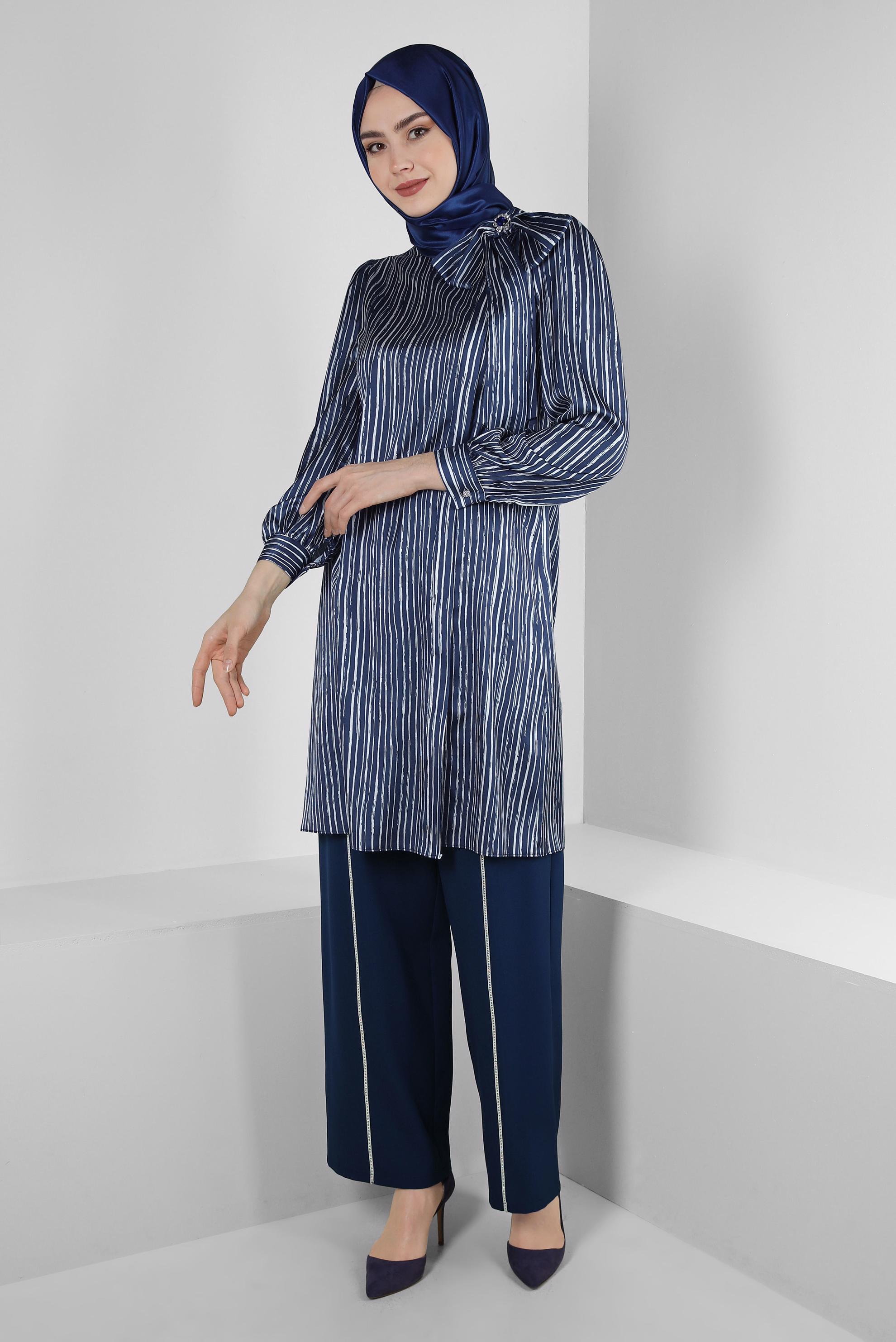 Tesettür giyim LACİVERT ÇİZGİLİ YAKASI FİYONK DETAYLI SATEN TUNİK 43738
