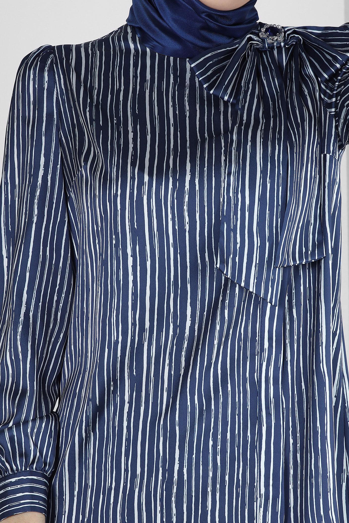 Tesettür giyim LACİVERT ÇİZGİLİ YAKASI FİYONK DETAYLI SATEN TUNİK 43738