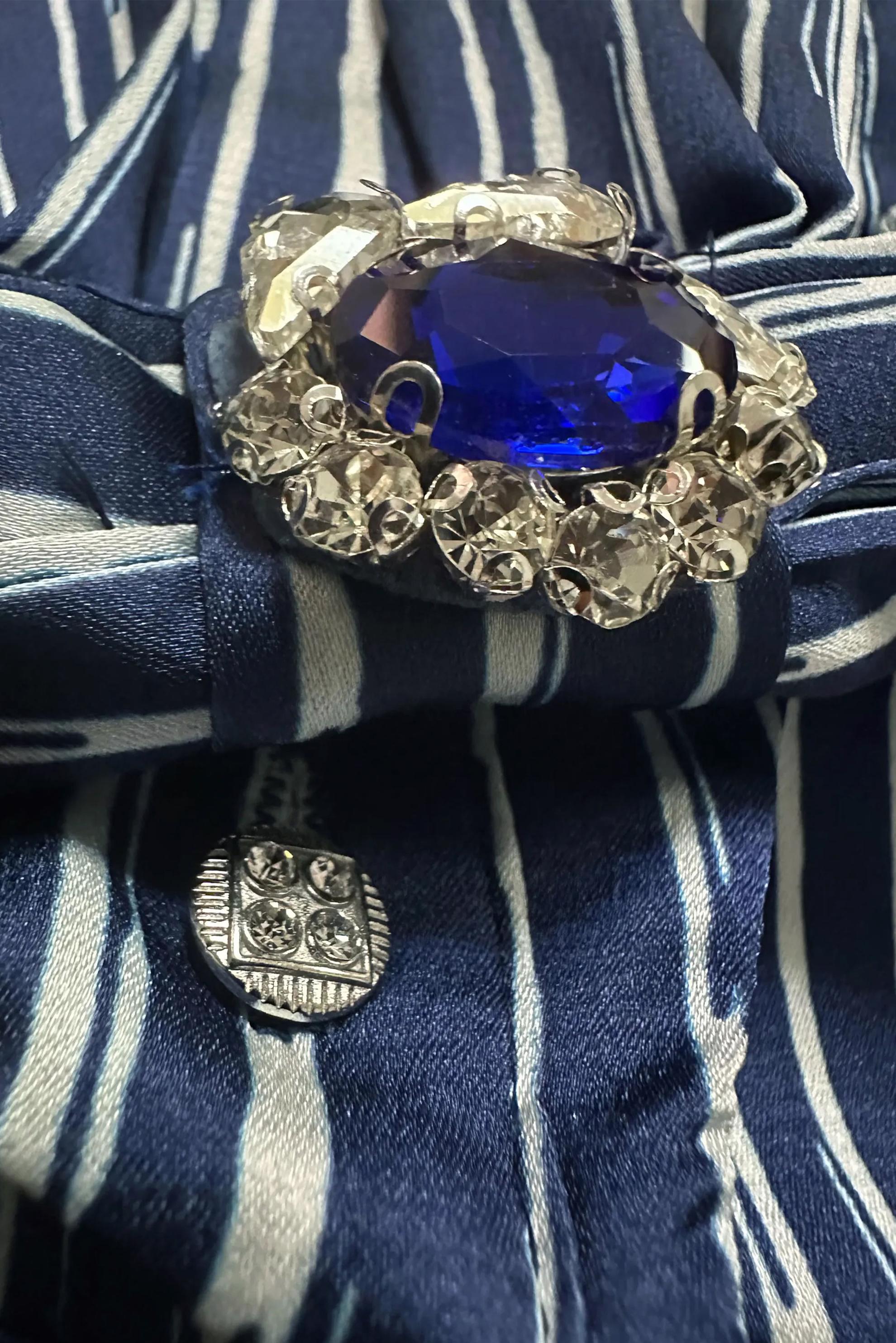 Tesettür giyim LACİVERT ÇİZGİLİ YAKASI FİYONK DETAYLI SATEN TUNİK 43738