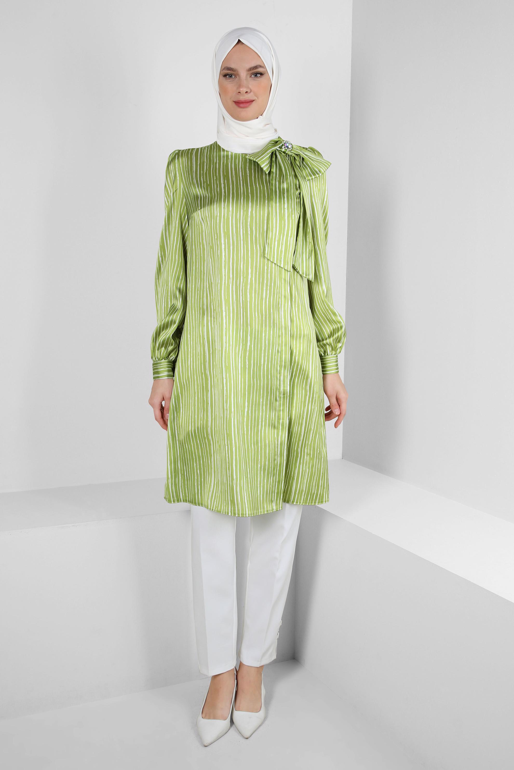 Tesettür giyim YEŞİL ÇİZGİLİ YAKASI FİYONK DETAYLI SATEN TUNİK 43738