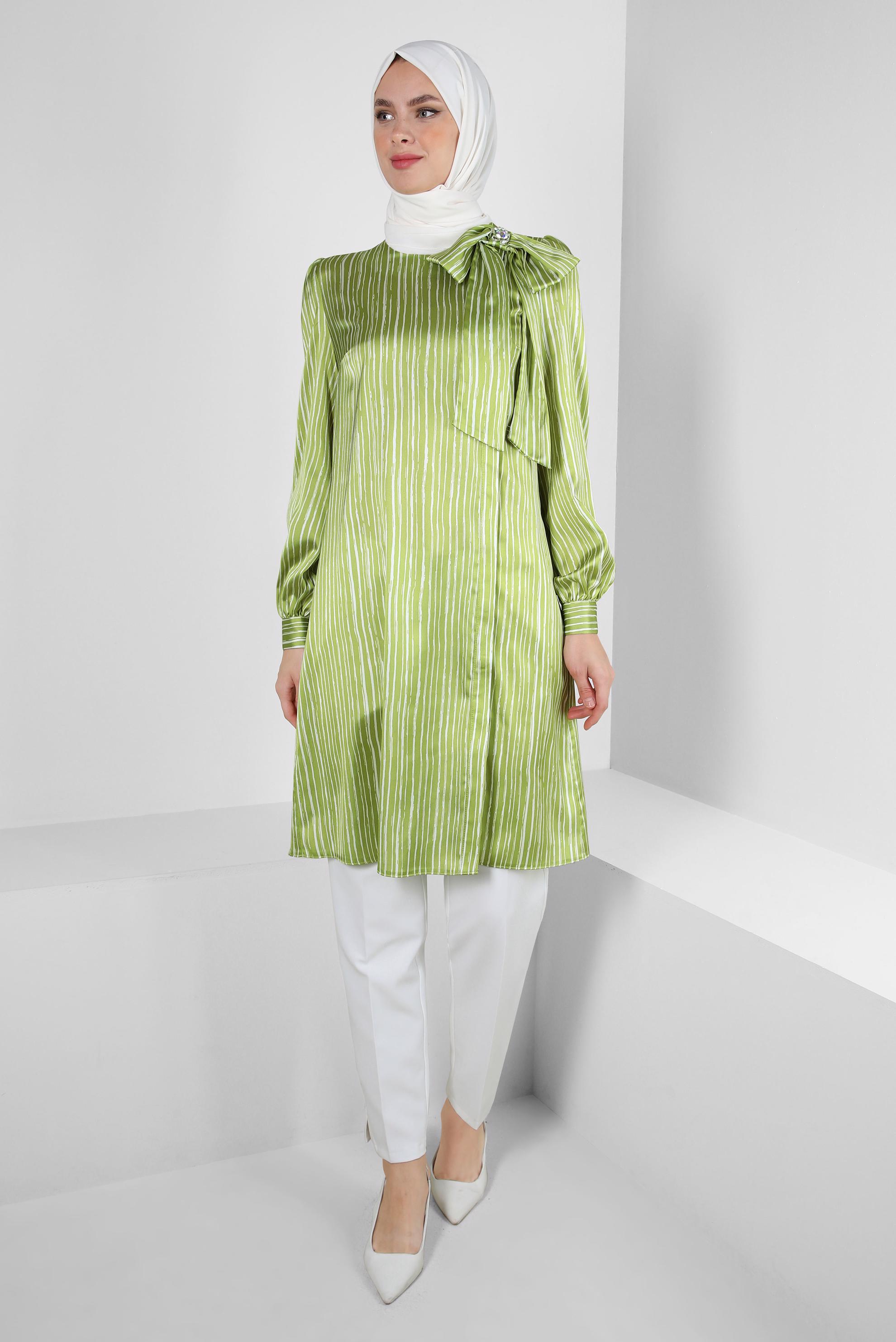 Tesettür giyim YEŞİL ÇİZGİLİ YAKASI FİYONK DETAYLI SATEN TUNİK 43738