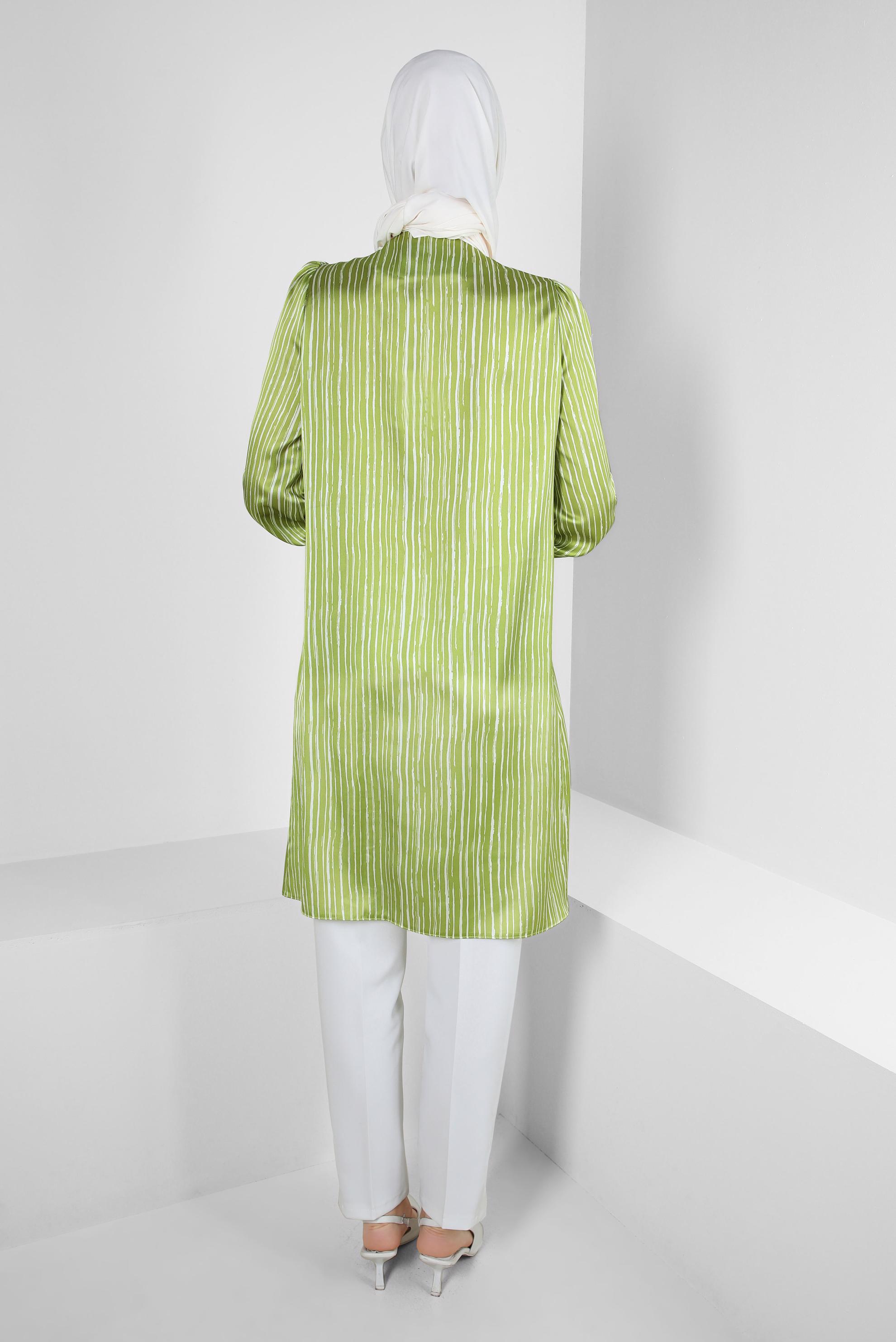 Tesettür giyim YEŞİL ÇİZGİLİ YAKASI FİYONK DETAYLI SATEN TUNİK 43738