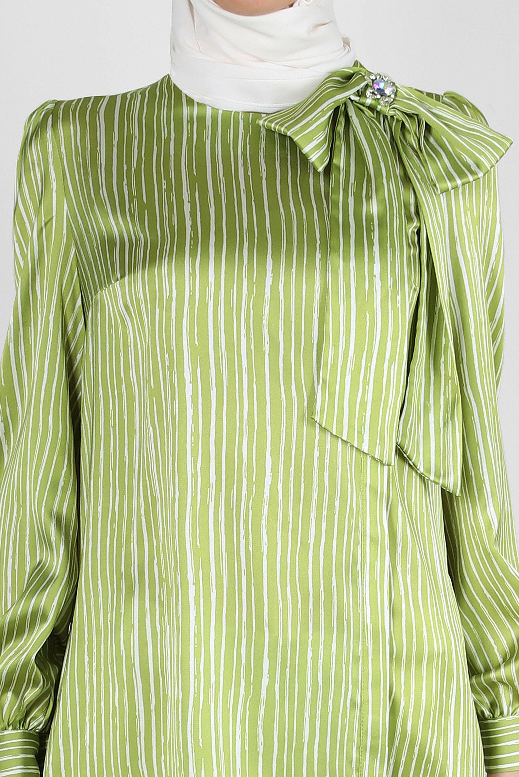 Tesettür giyim YEŞİL ÇİZGİLİ YAKASI FİYONK DETAYLI SATEN TUNİK 43738